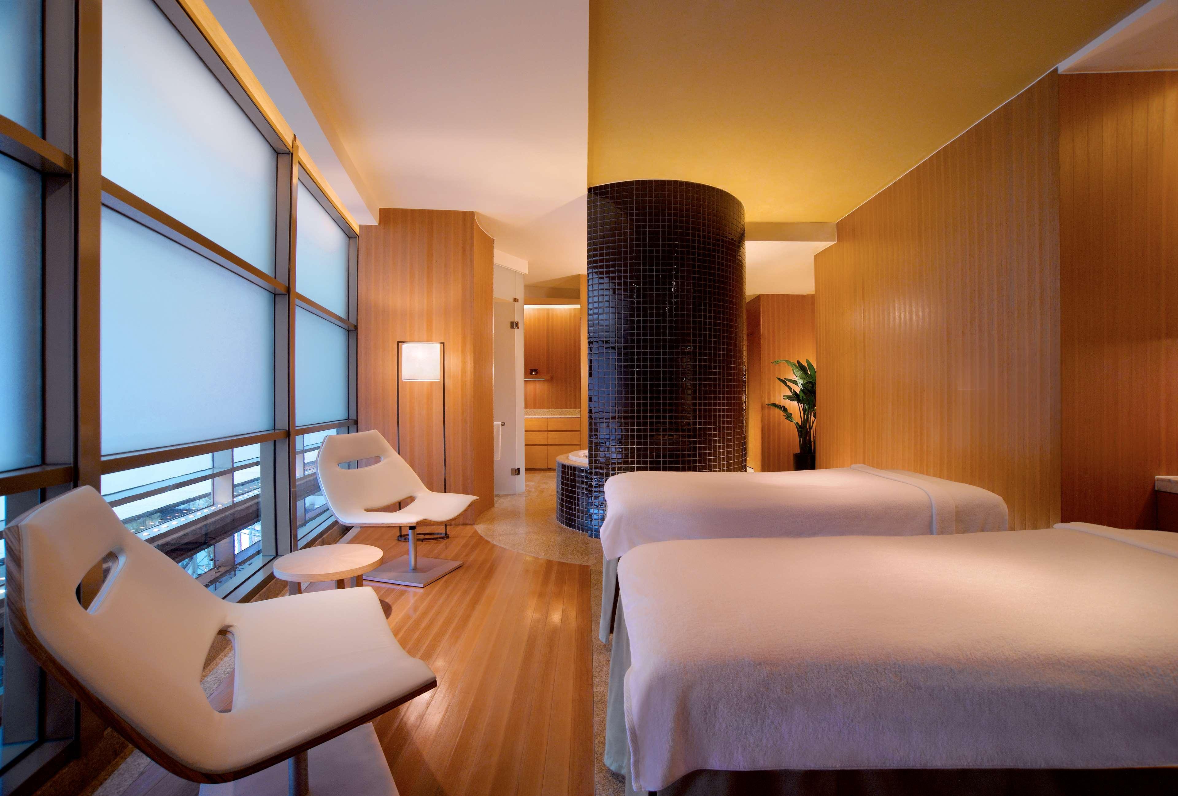 Hotel Hyatt On The Bund - A Grand Hyatt Hotel, Centrally Located At Huangpu River Banks In Downtown Shanghai