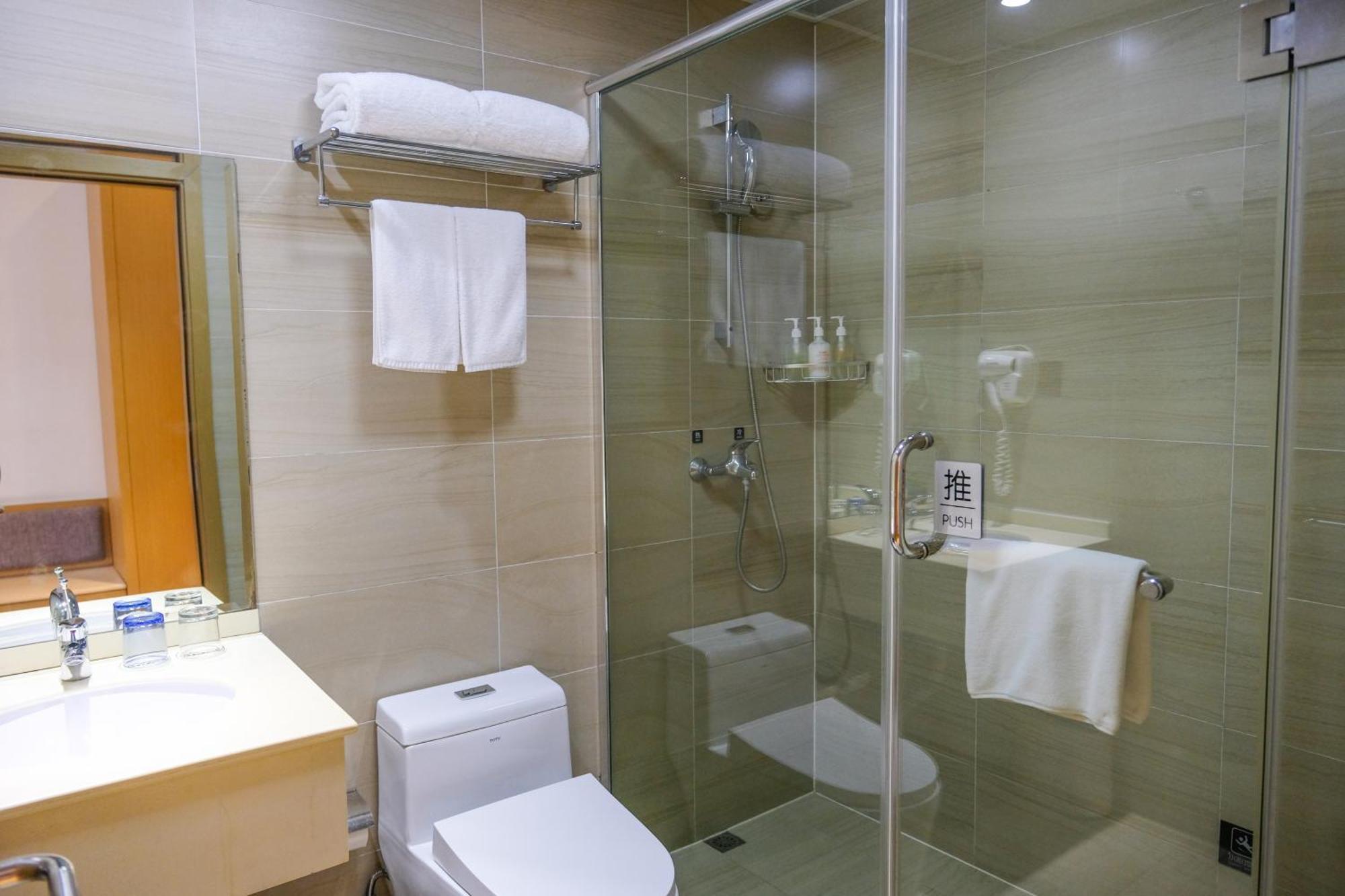 Hotel Joyful Yard Hotel-free Shuttle Bus To Pudong Airport And Disneyland 3*