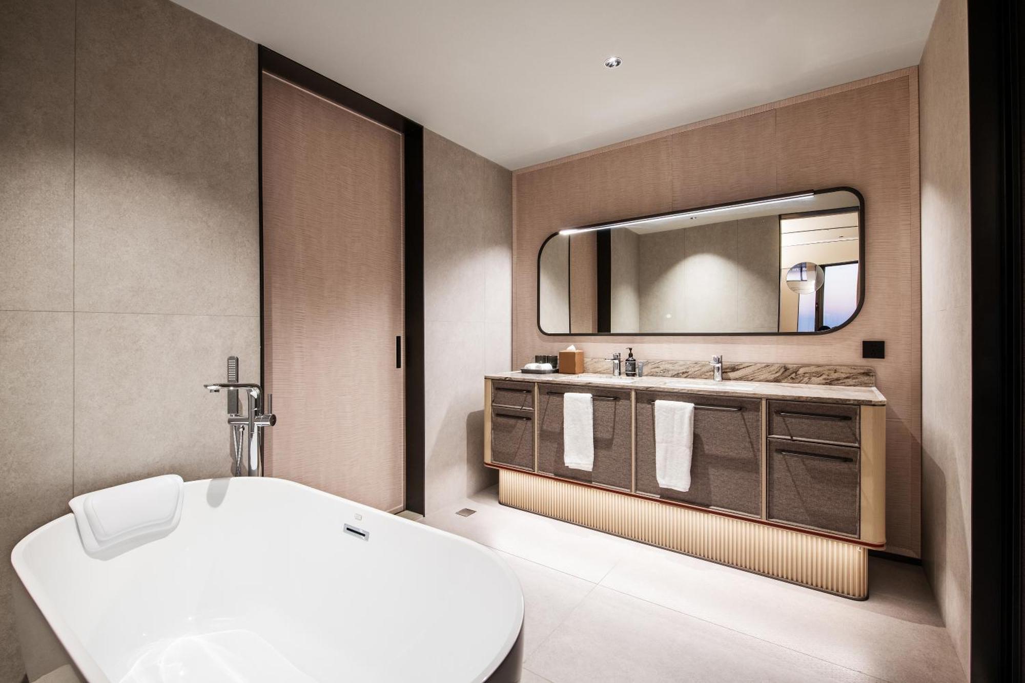 Intercityhotel Hongqiao Airport - Free Minibar For First Night 4*