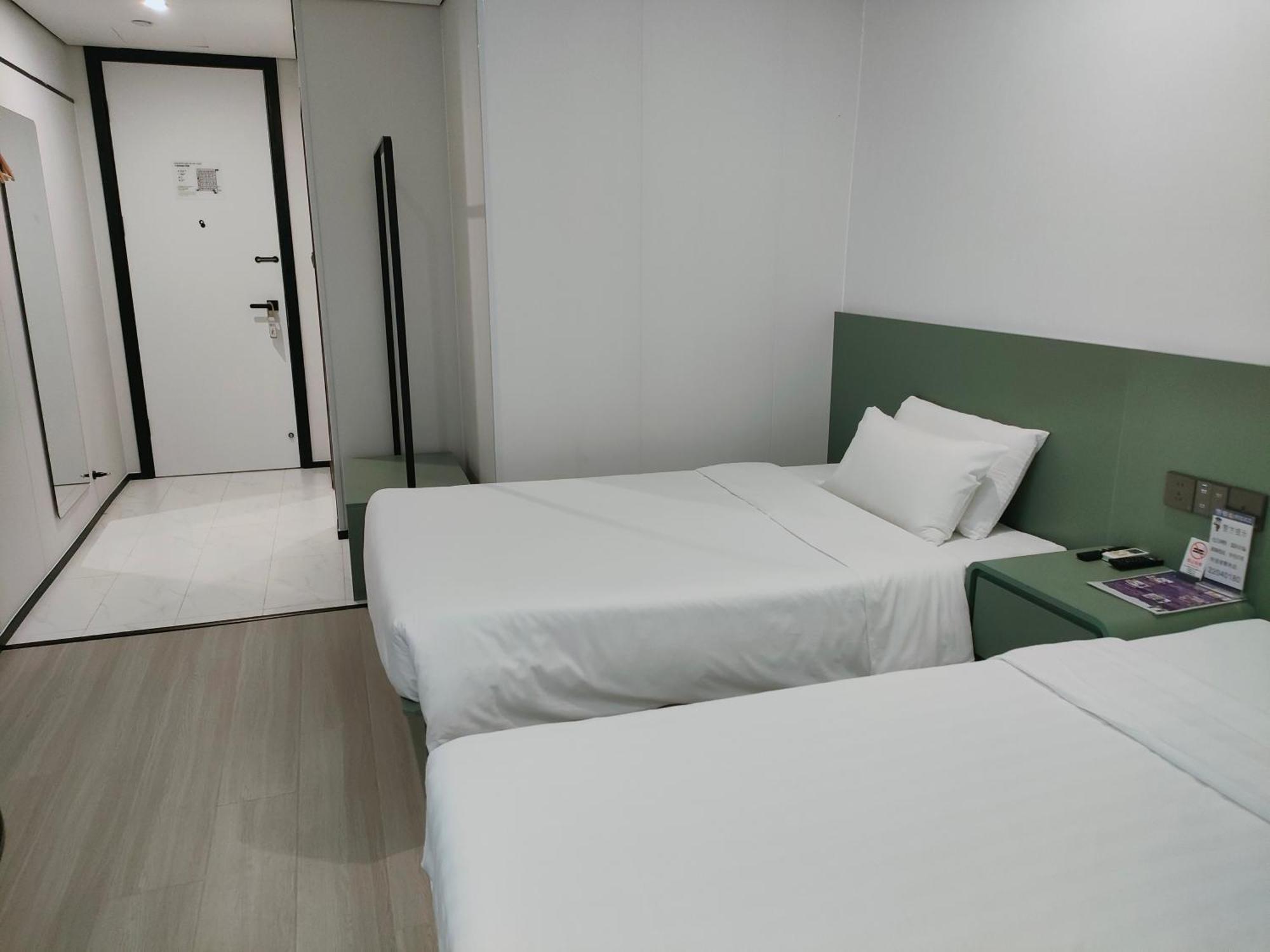 Ange - Next To Longyang Road Subway Station, Near New Internatonal Expo Center Hotel 2*