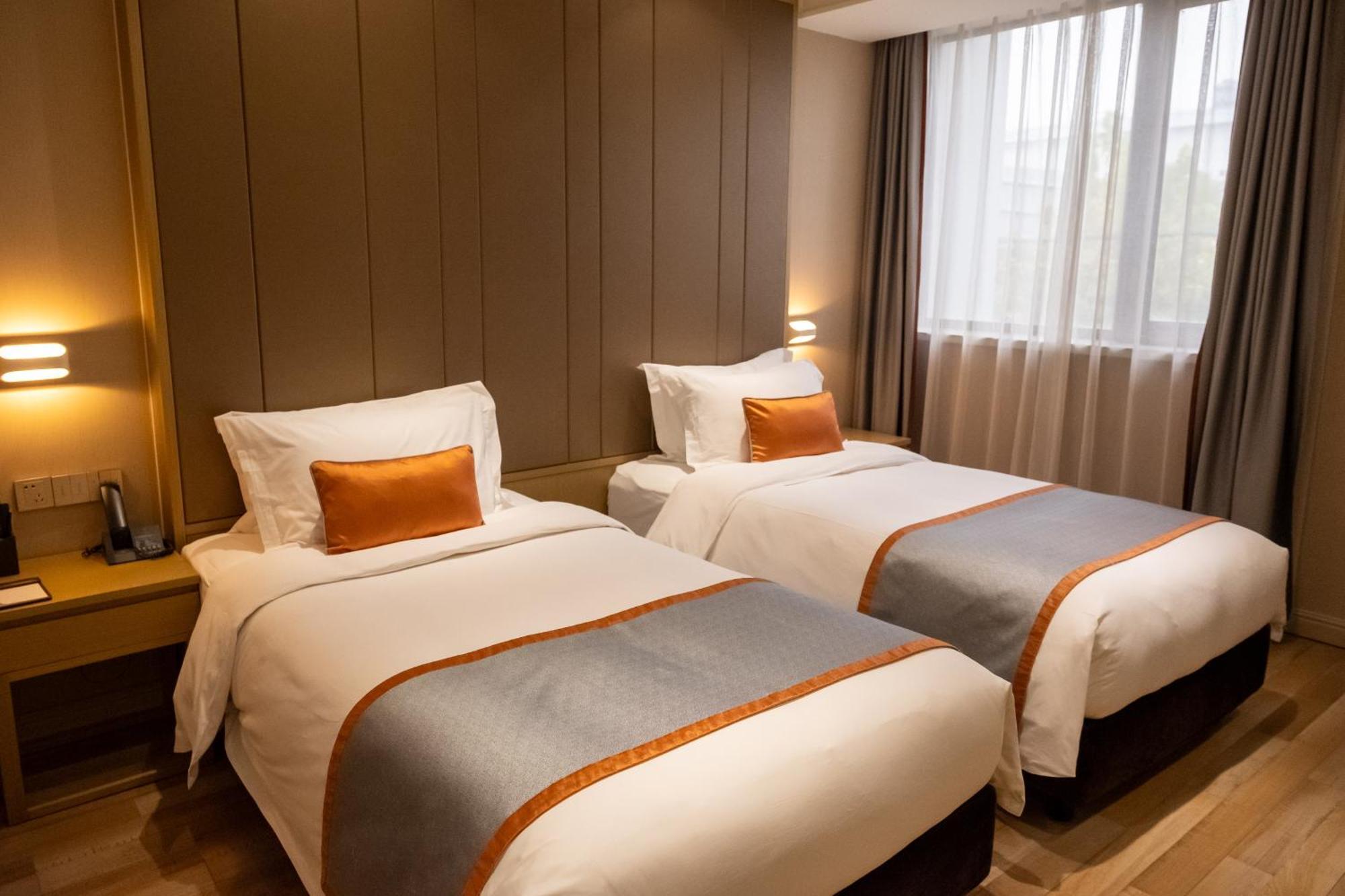 Hotel Shanghai-deco Hotel-free Shuttle Bus To Pudong Airport And Disneyland 4*
