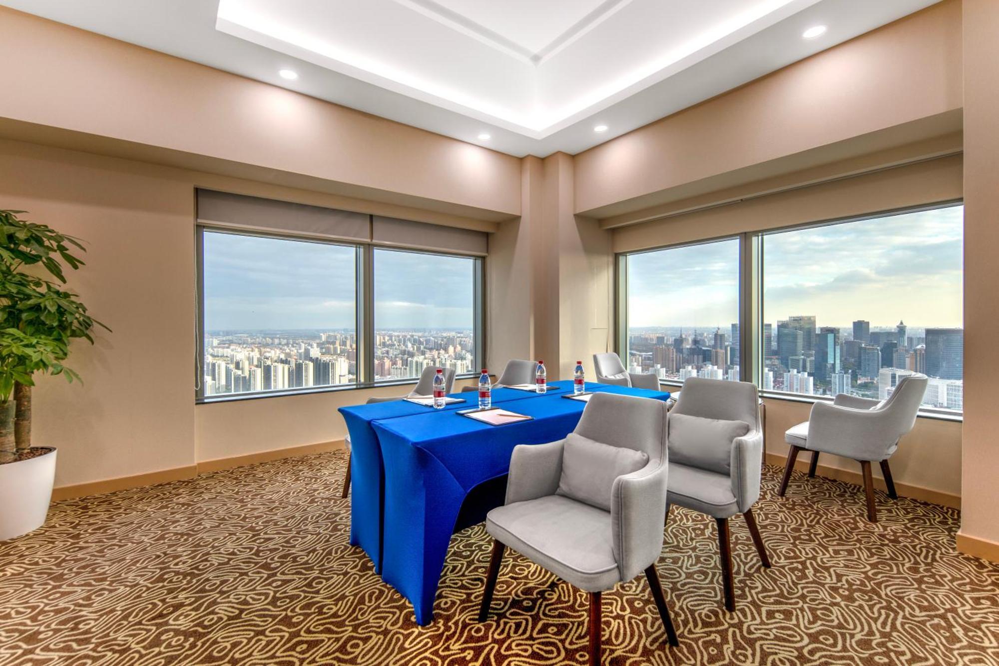 Novotel Atlantis - Breakfast In The Clouds With River View In The Revolving Restaurant & 24hours Free Self-laundry 4*