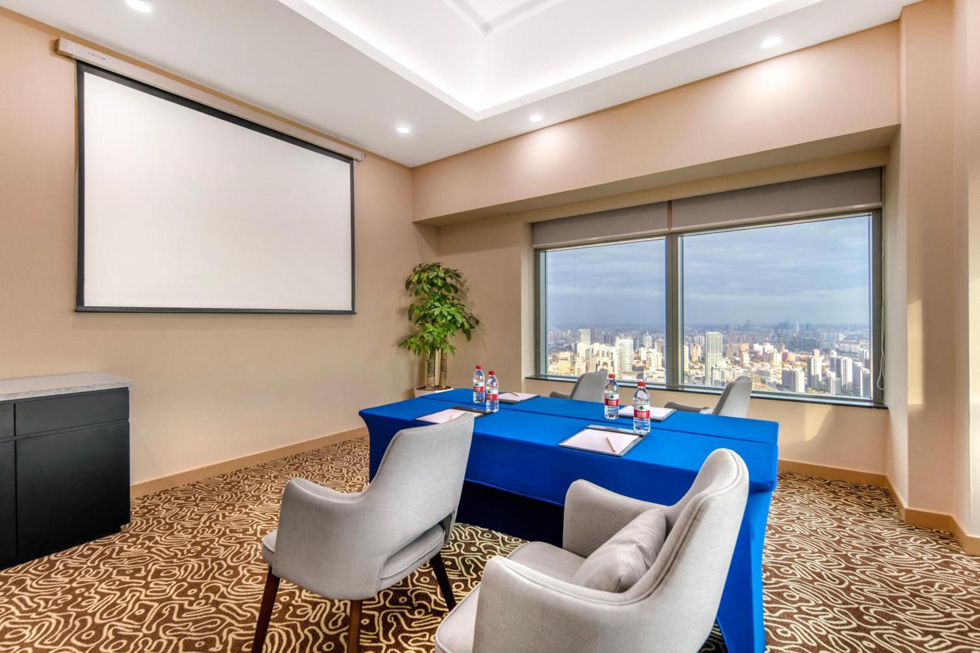 Novotel Atlantis - Breakfast In The Clouds With River View In The Revolving Restaurant & 24hours Free Self-laundry Hotel