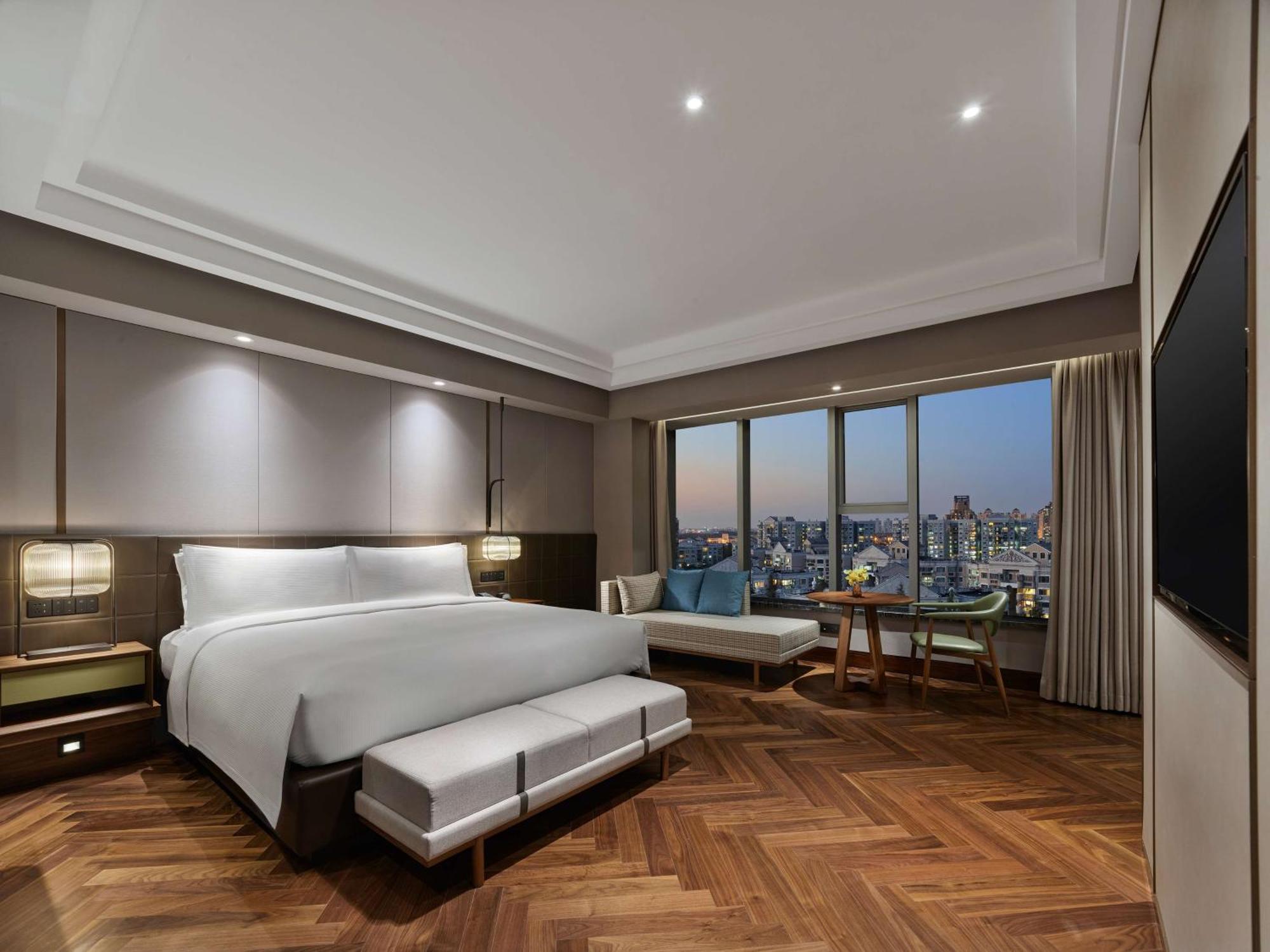 Hotel Hilton Hongqiao 5*