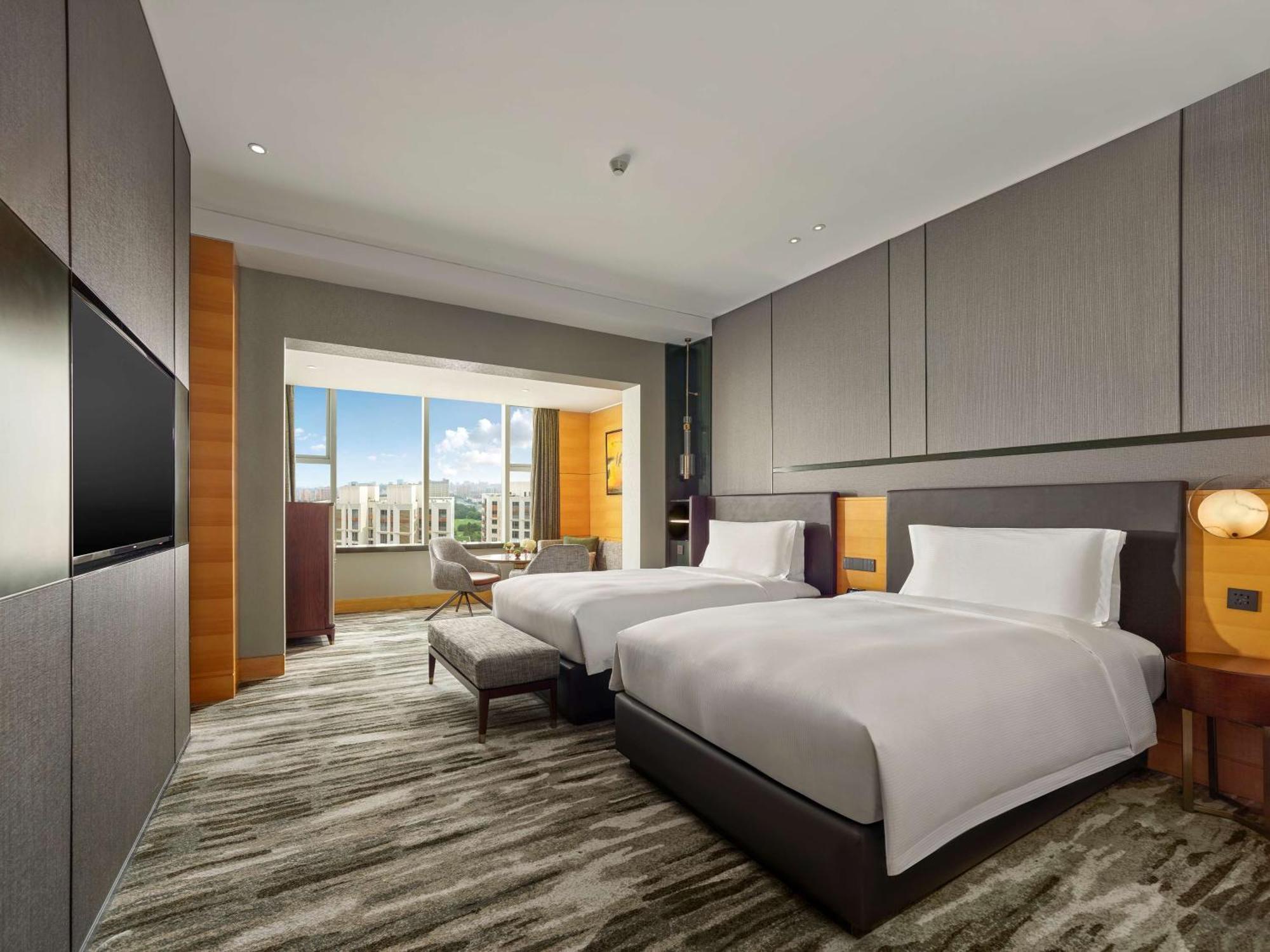 Hotel Hilton Hongqiao 5*
