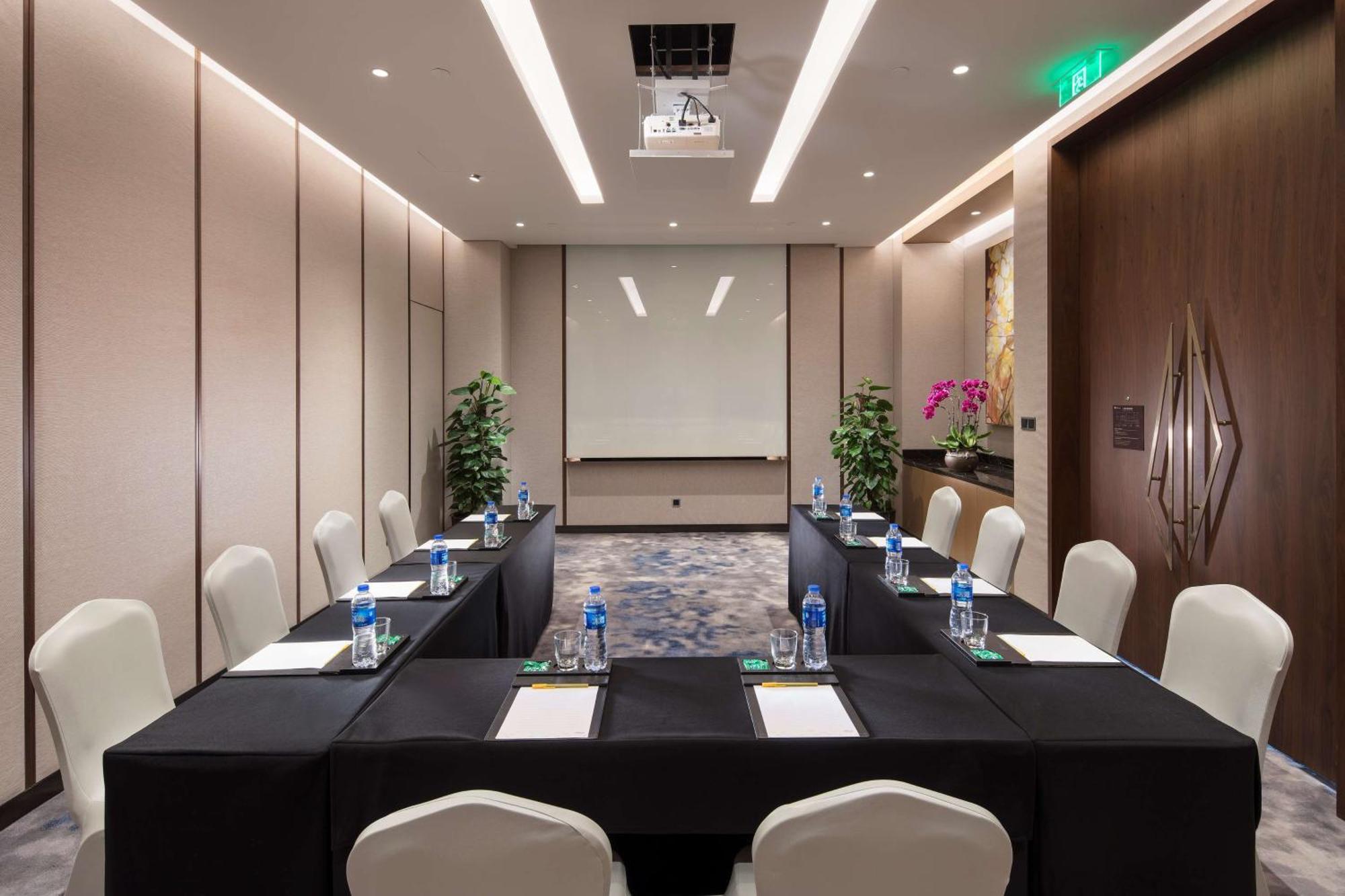 Hilton Garden Hongqiao Necc Hotel