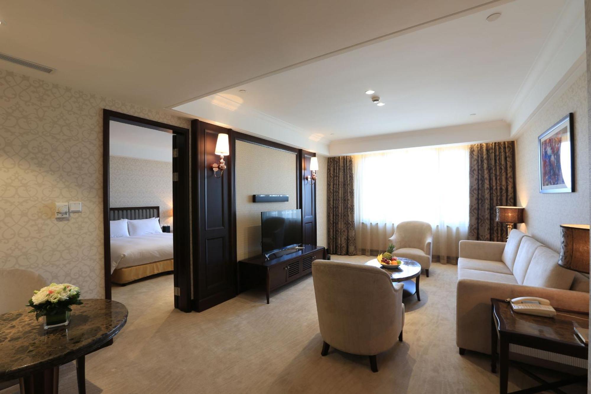 Evergreen Laurel Hotel, Hotel