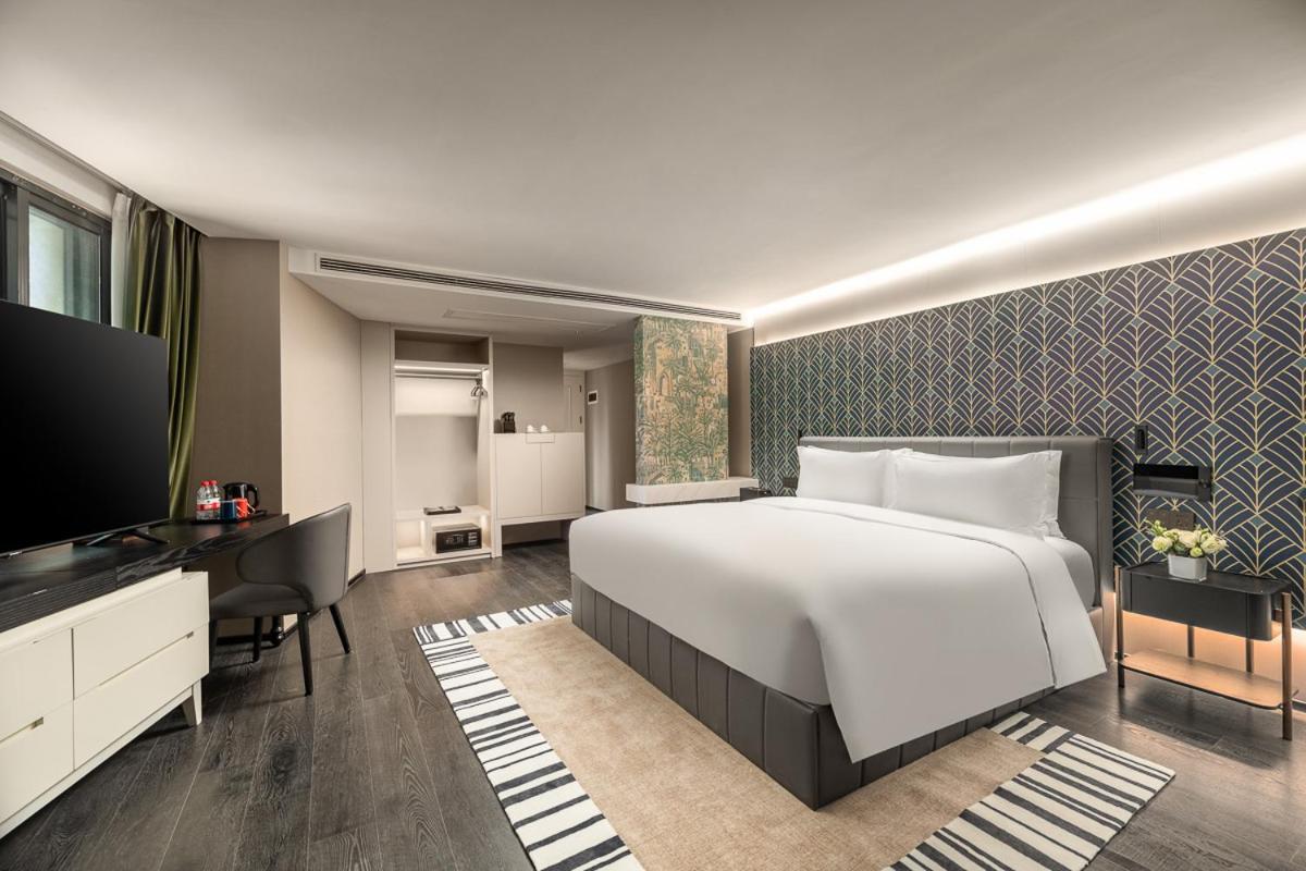 Jinglai Bushe Bund Nanjing West Road