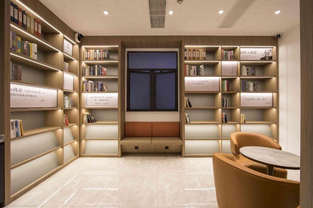 Hanting Songjiang Town Otel
