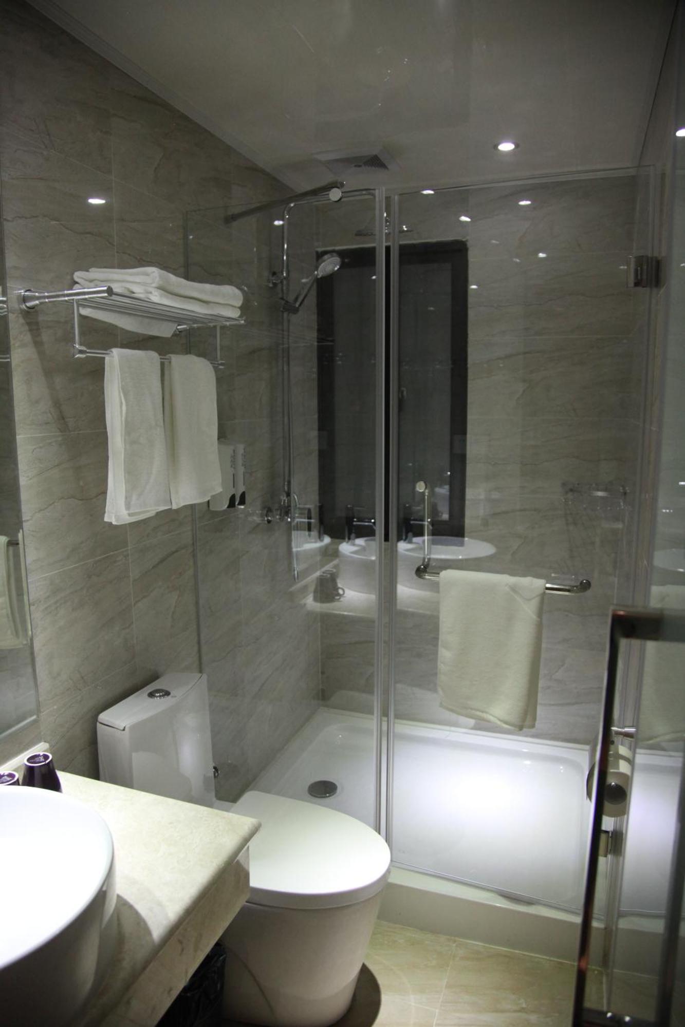 Hotel Fish East Nanjing Road 2*