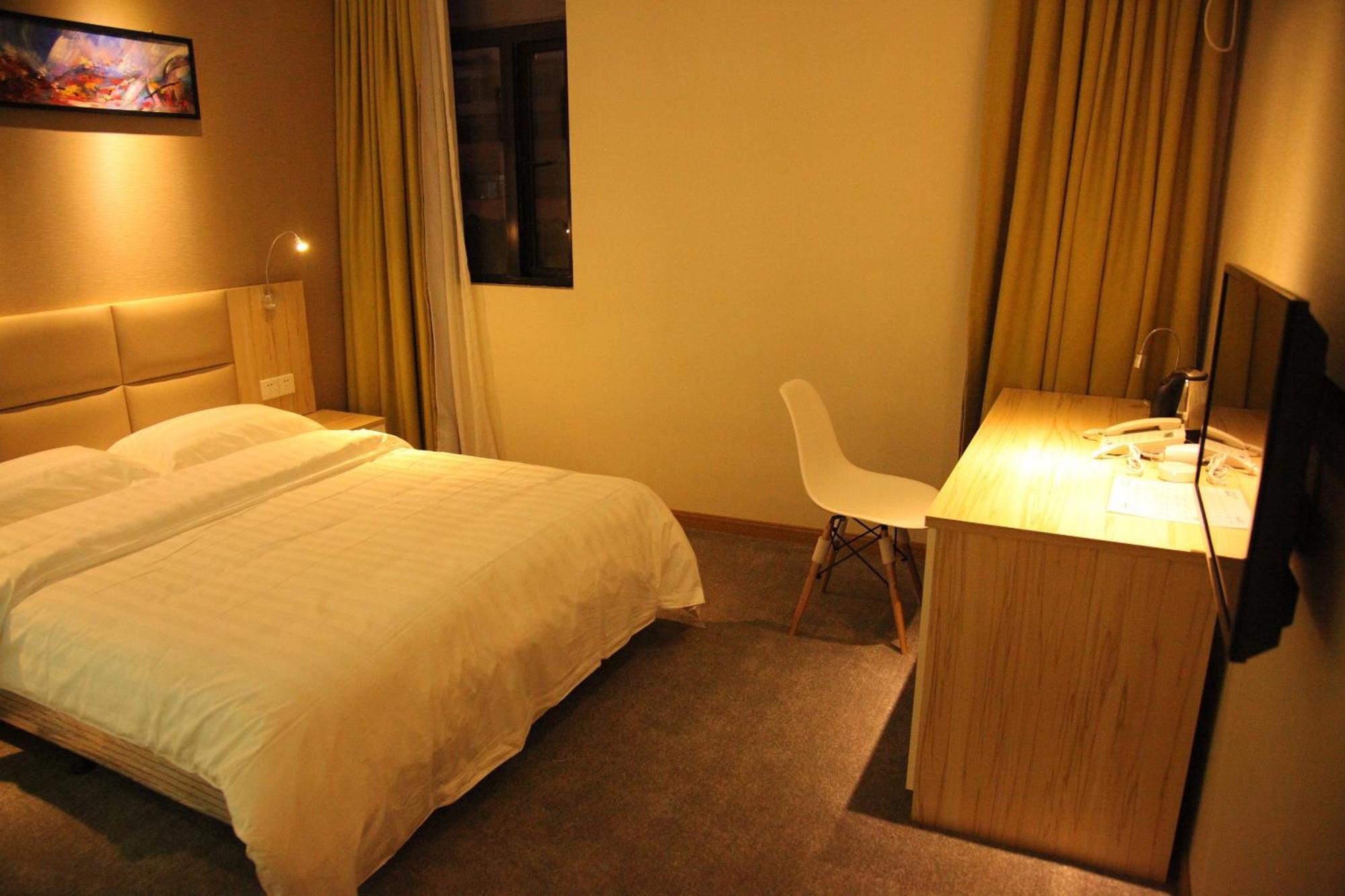 Fish East Nanjing Road Hotel 2*