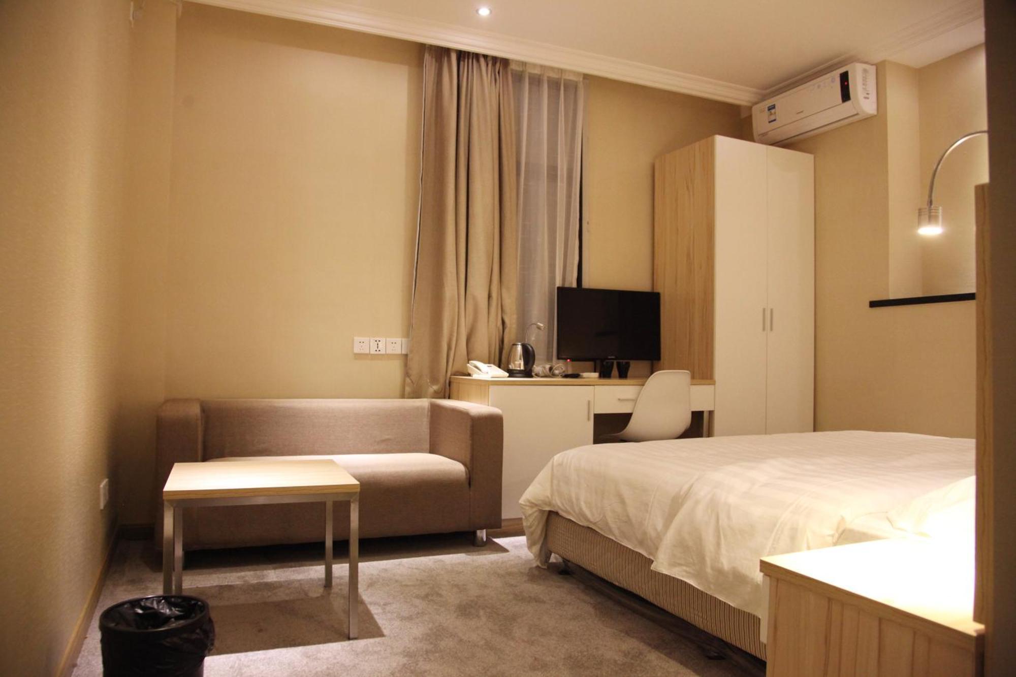 Fish East Nanjing Road Hotel 2*
