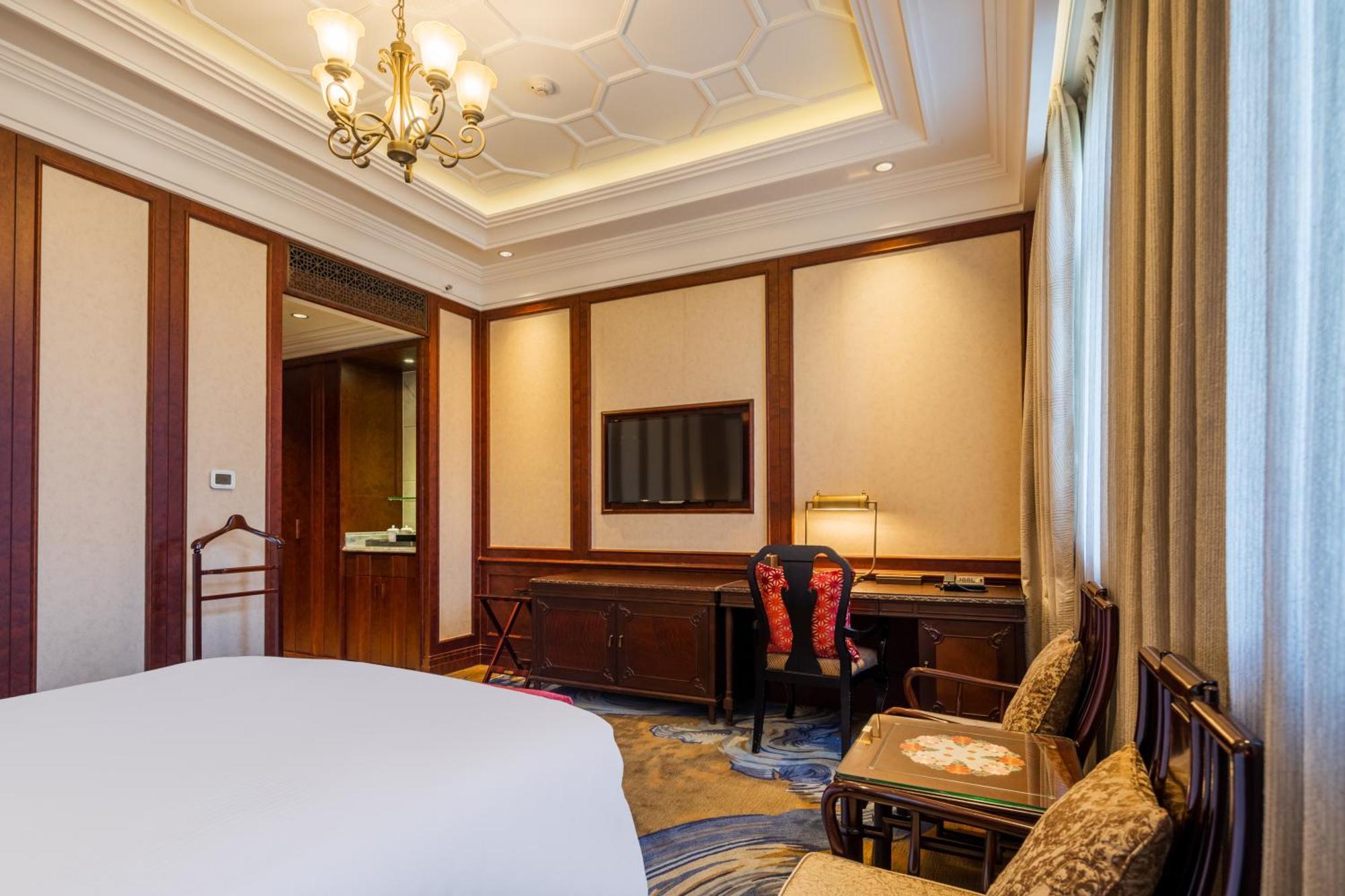Hotel Donghu 5*