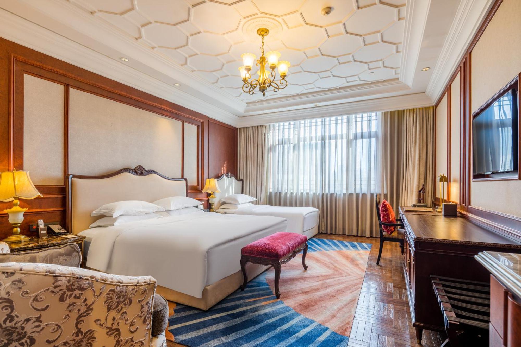 Hotel Donghu 5*