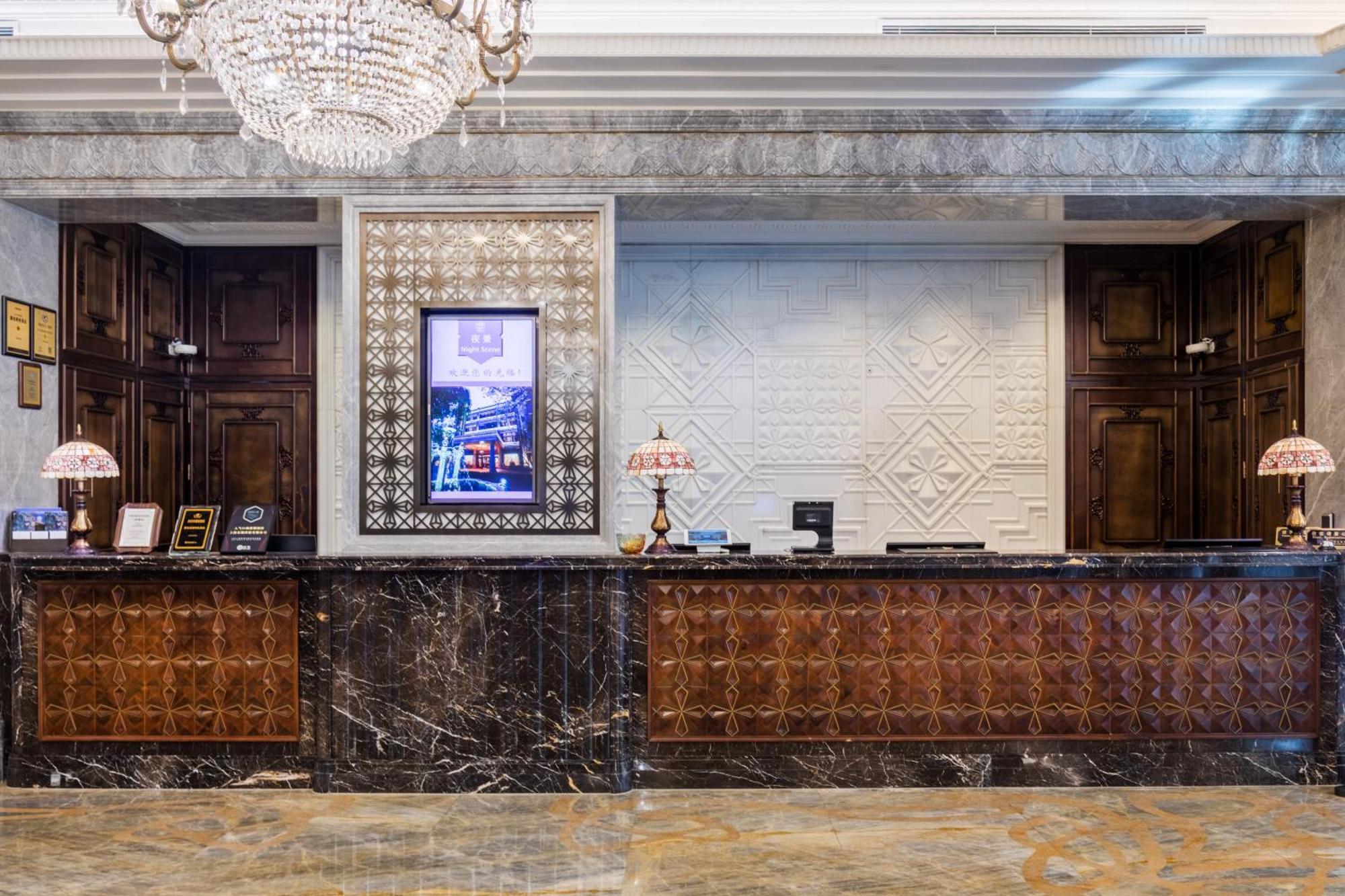 Donghu Hotel 5*