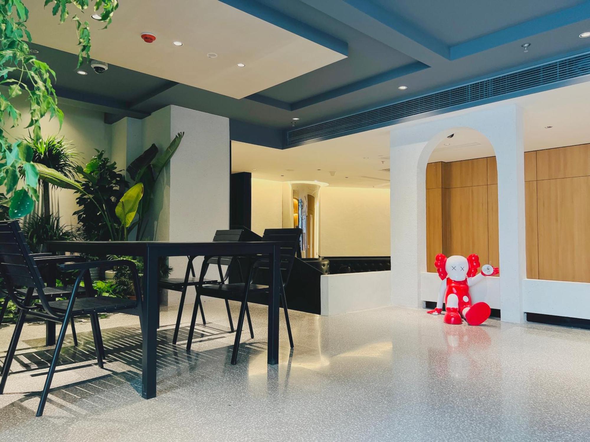 Dayin Garden -near People's Square & Nanjing Road-large Social Area -bar -cafe -gym -free Laundry Luggage Storage -24h Front Desk-english Service 3*