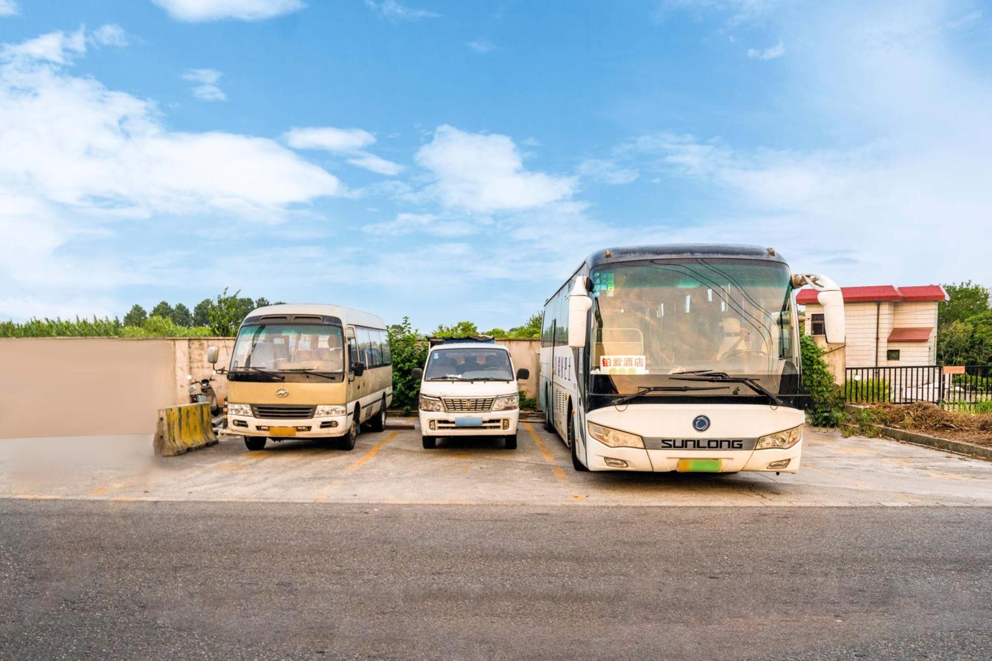 Bo Ai International Pudong Airport Branch-provide Shuttle Services To Pudong Airport And Disneyland