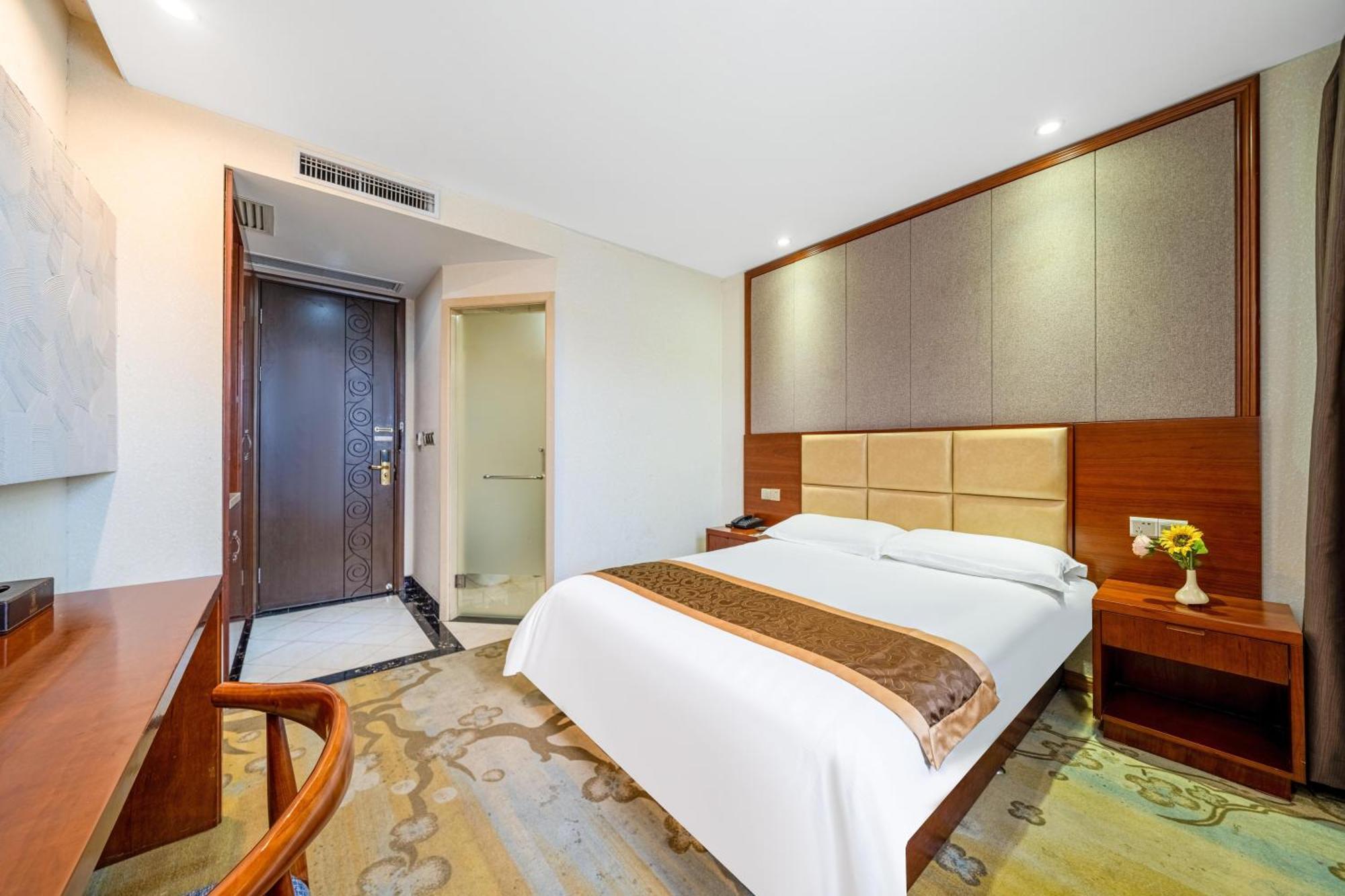 Bo Ai International Pudong Airport Branch-provide Shuttle Services To Pudong Airport And Disneyland 2*