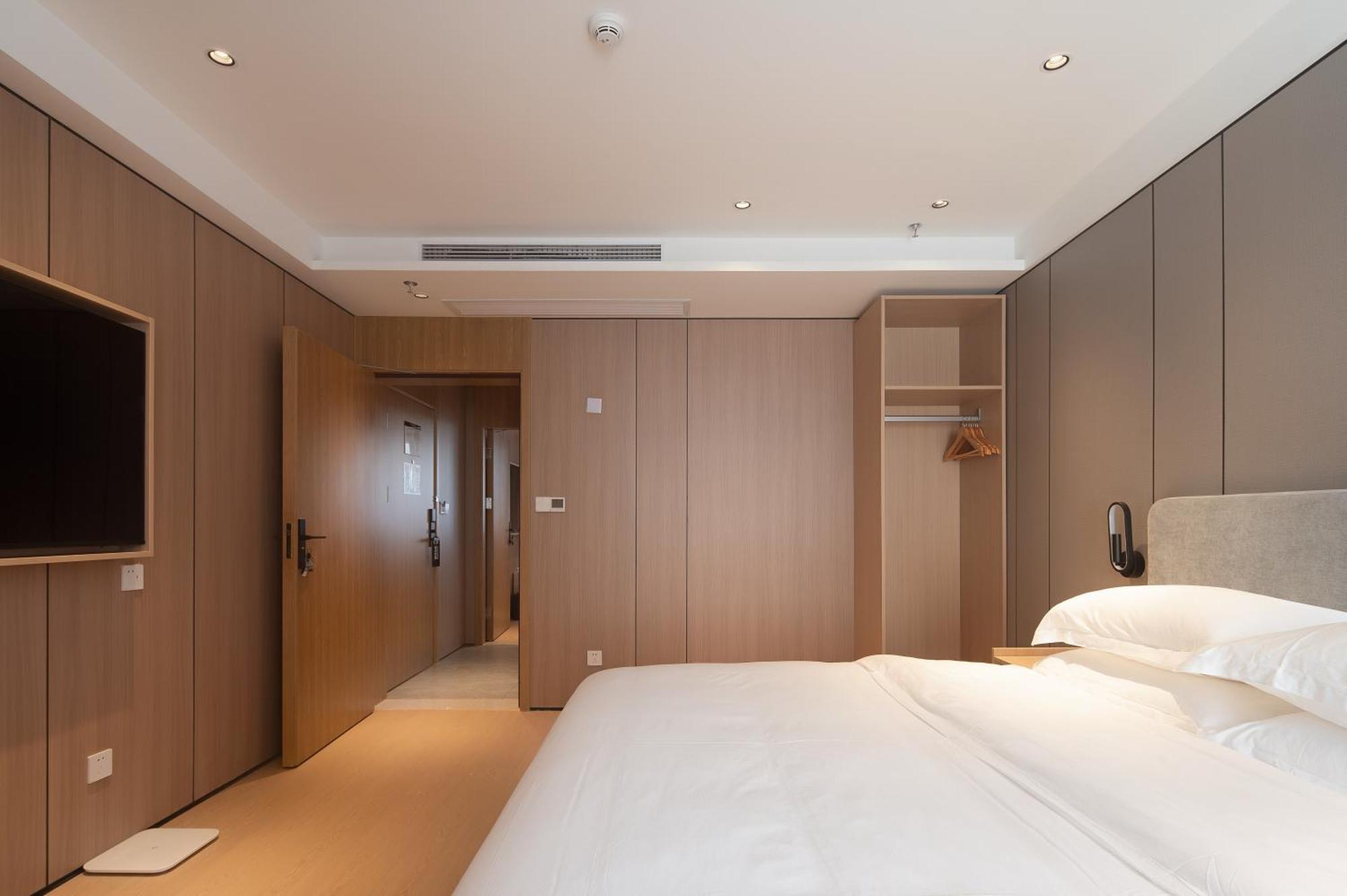 Otel Dayin Garden -near People's Square & Nanjing Road-large Social Area -bar -cafe -gym -free Laundry Luggage Storage -24h Front Desk-english Service 3*