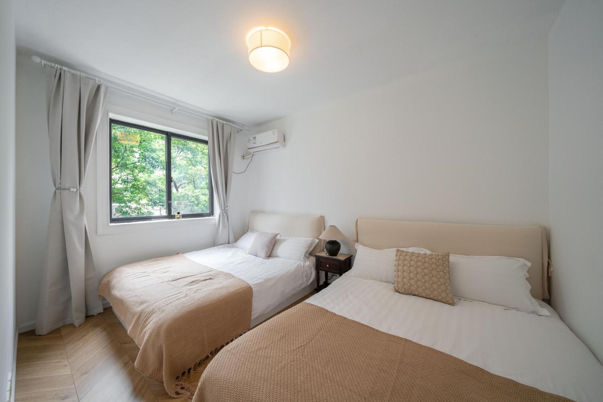Apartment Hills & Serendipity Springtime Family With Two Close To West Nanjing Rd