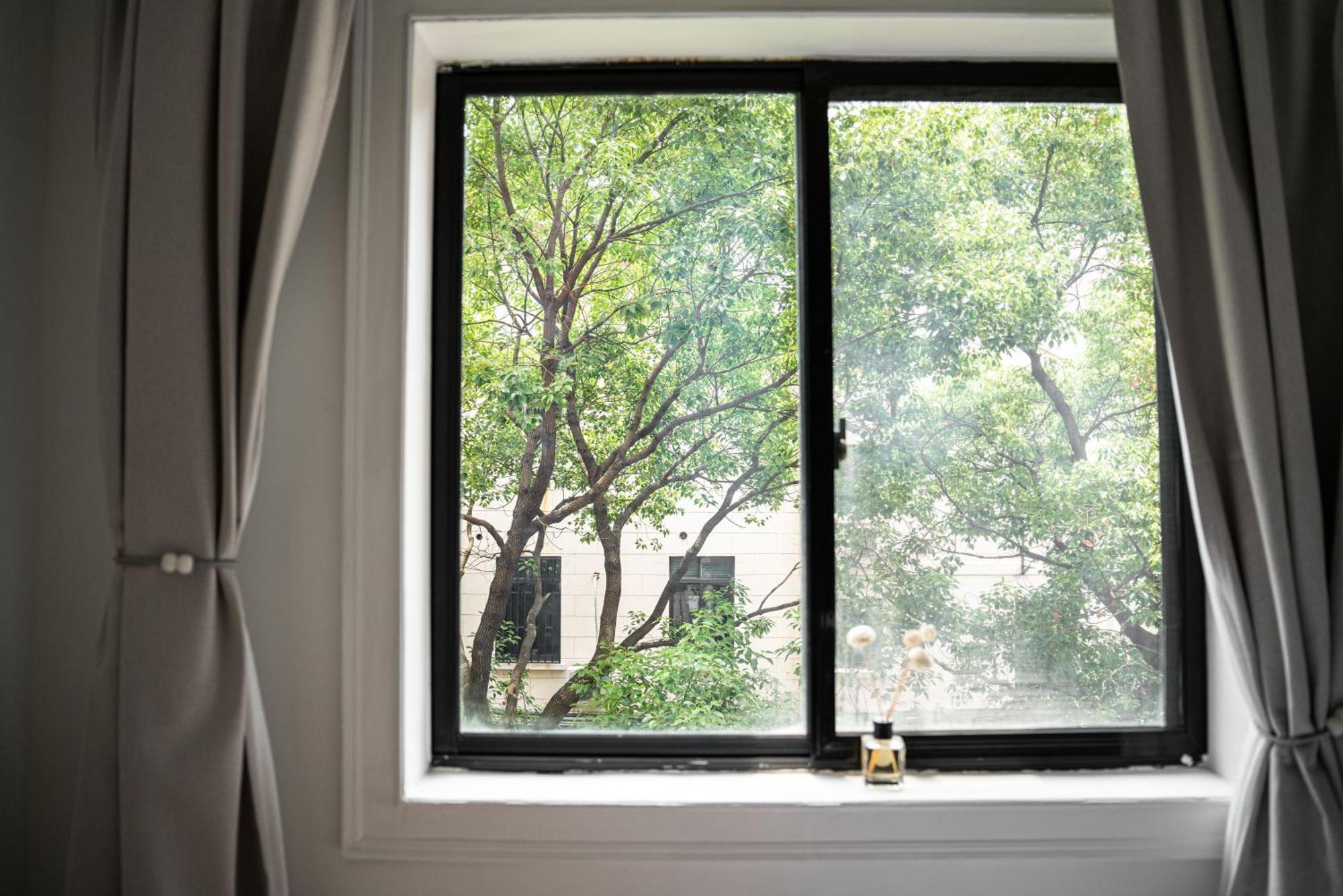 Hills & Serendipity Springtime Family With Two Close To West Nanjing Rd Apartment Shanghai