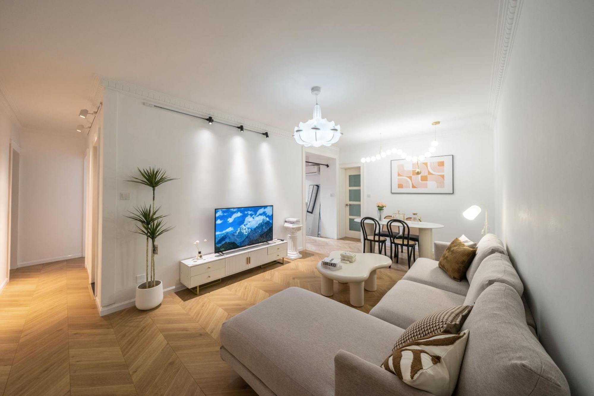 Apartment Hills & Serendipity Springtime Family With Two Close To West Nanjing Rd Shanghai