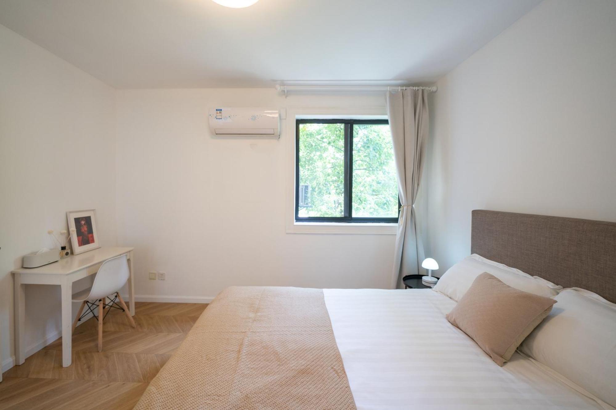 Apartment Hills & Serendipity Springtime Family With Two Close To West Nanjing Rd Shanghai