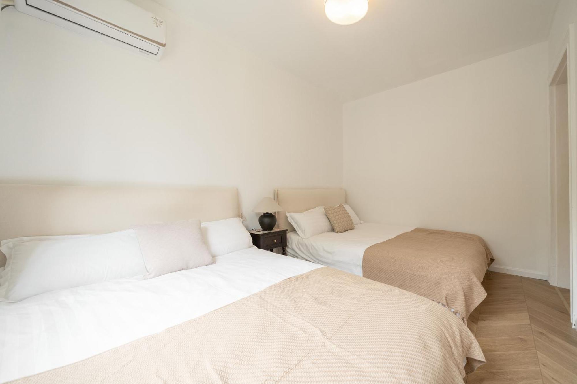 Apartment Hills & Serendipity Springtime Family With Two Close To West Nanjing Rd