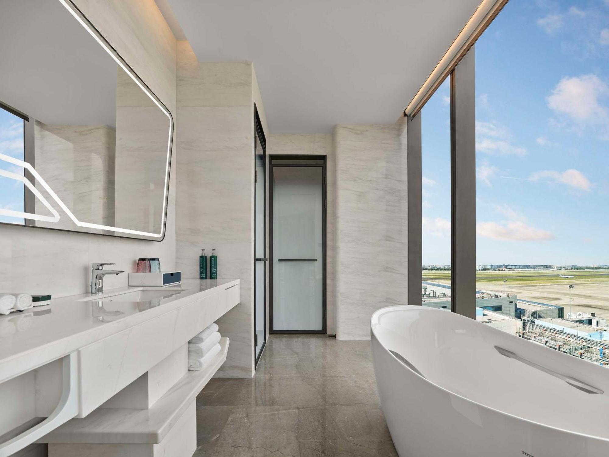 Hilton Hongqiao International Airport Hotel 5*