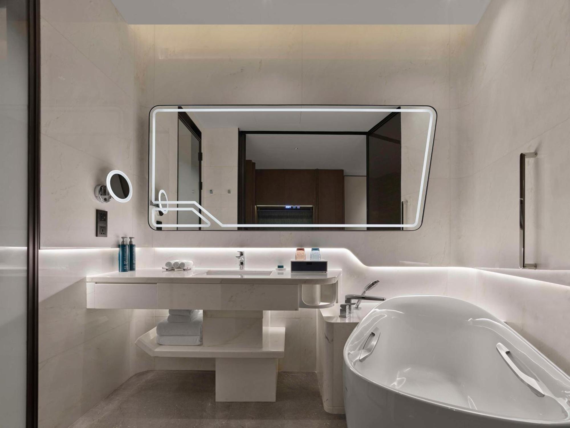 Hilton Hongqiao International Airport 5*