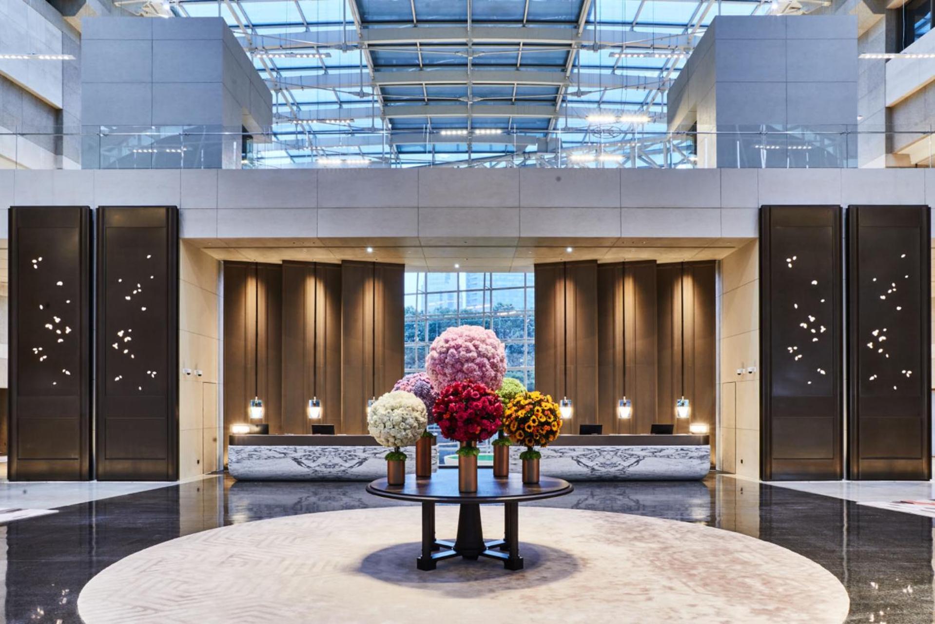 Hotel Hyatt On The Bund - A Grand Hyatt Hotel, Centrally Located At Huangpu River Banks In Downtown