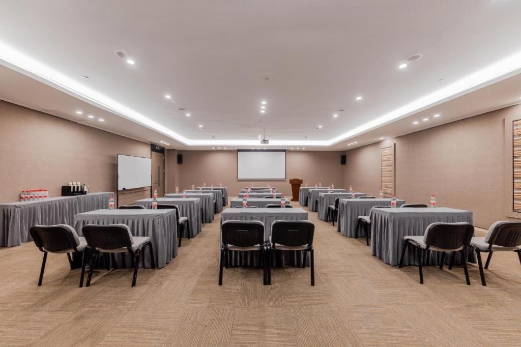 Plus New International Expo Center Yushan Road Yuanshen Sports