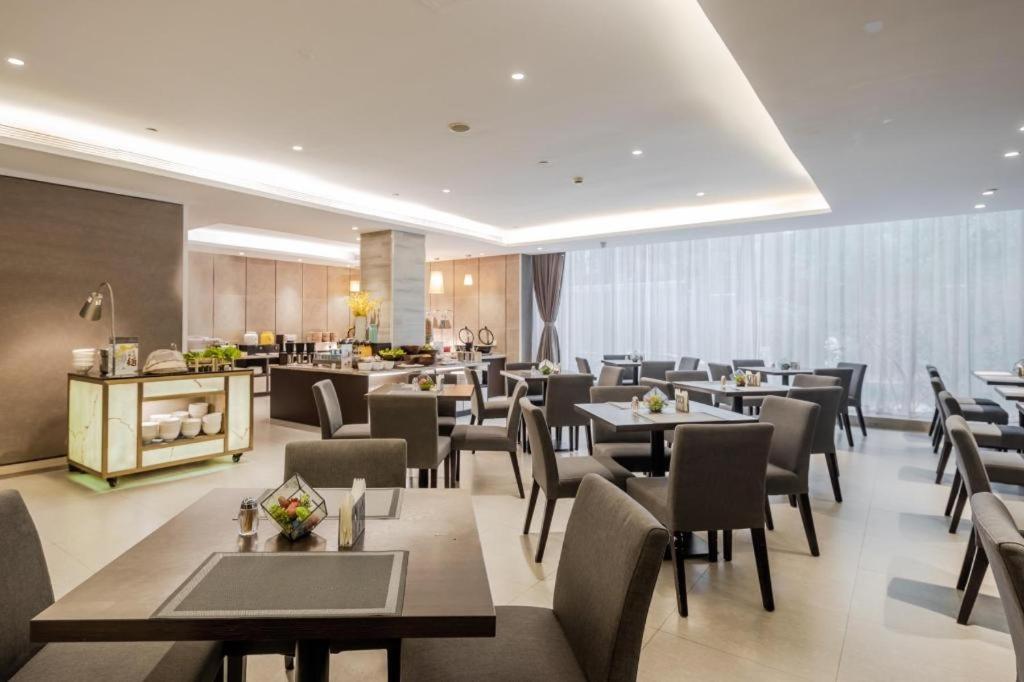 Plus New International Expo Center Yushan Road Yuanshen Sports Hotel