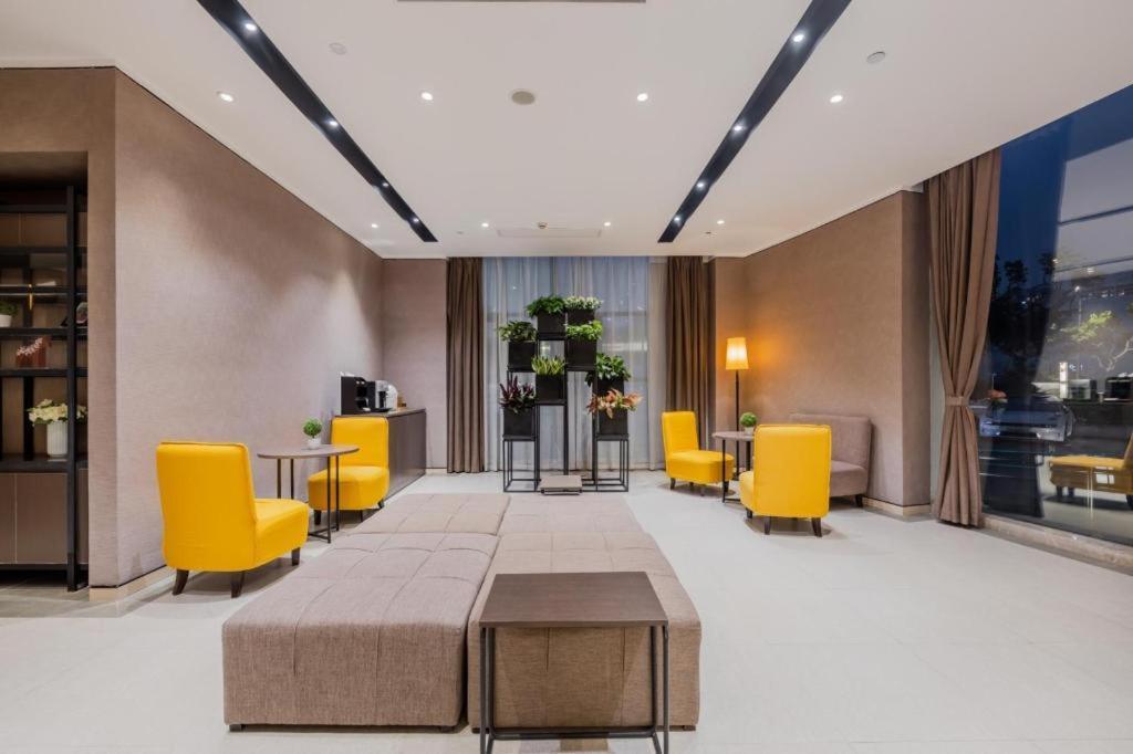 Plus New International Expo Center Yushan Road Yuanshen Sports Hotel 3*