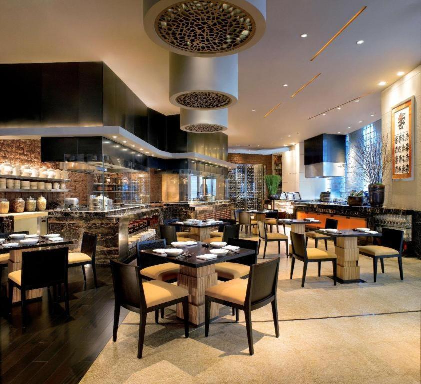 Hotel Hyatt On The Bund - A Grand Hyatt Hotel, Centrally Located At Huangpu River Banks In Downtown Shanghai