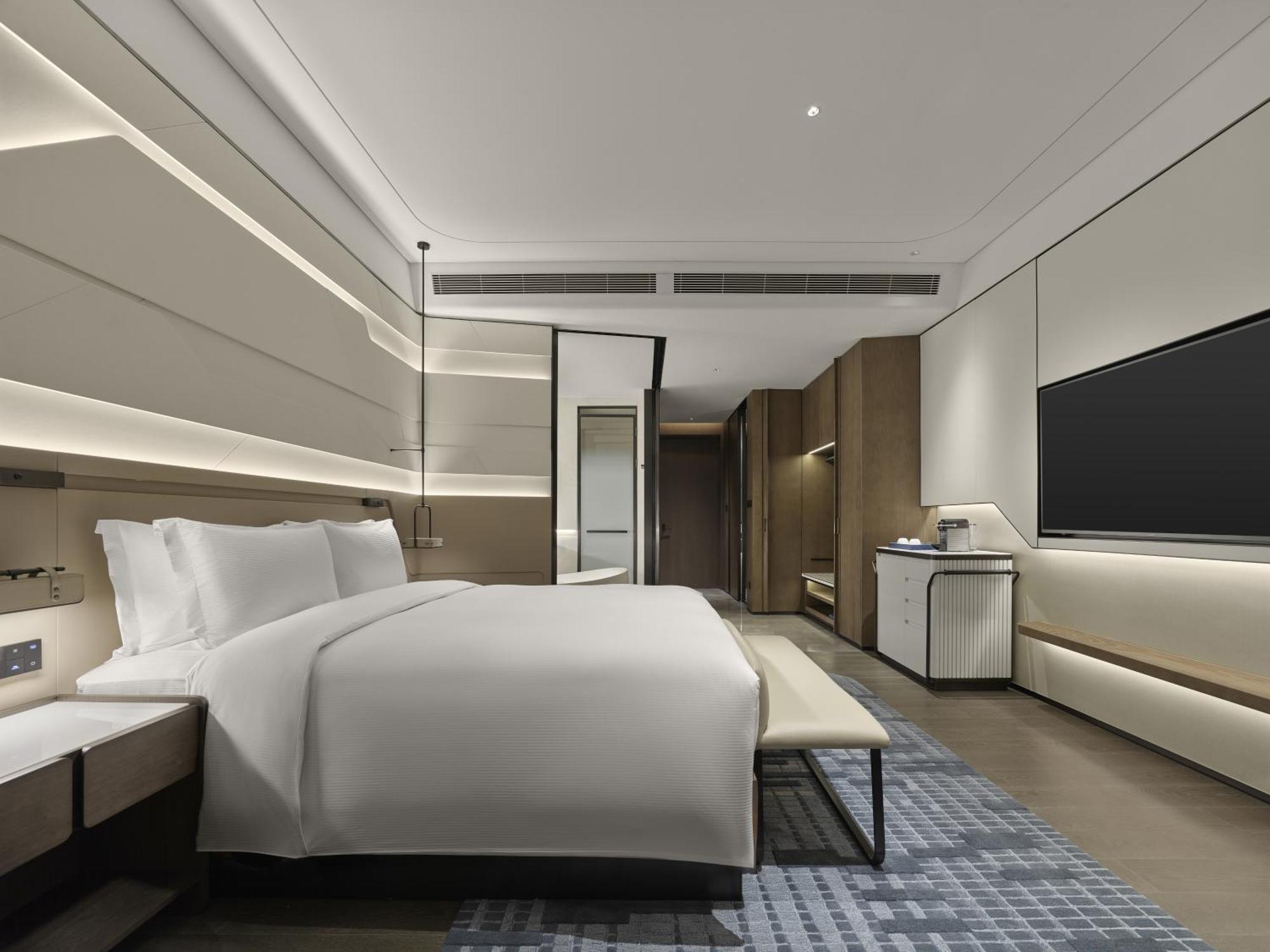 Hilton Hongqiao International Airport 5*
