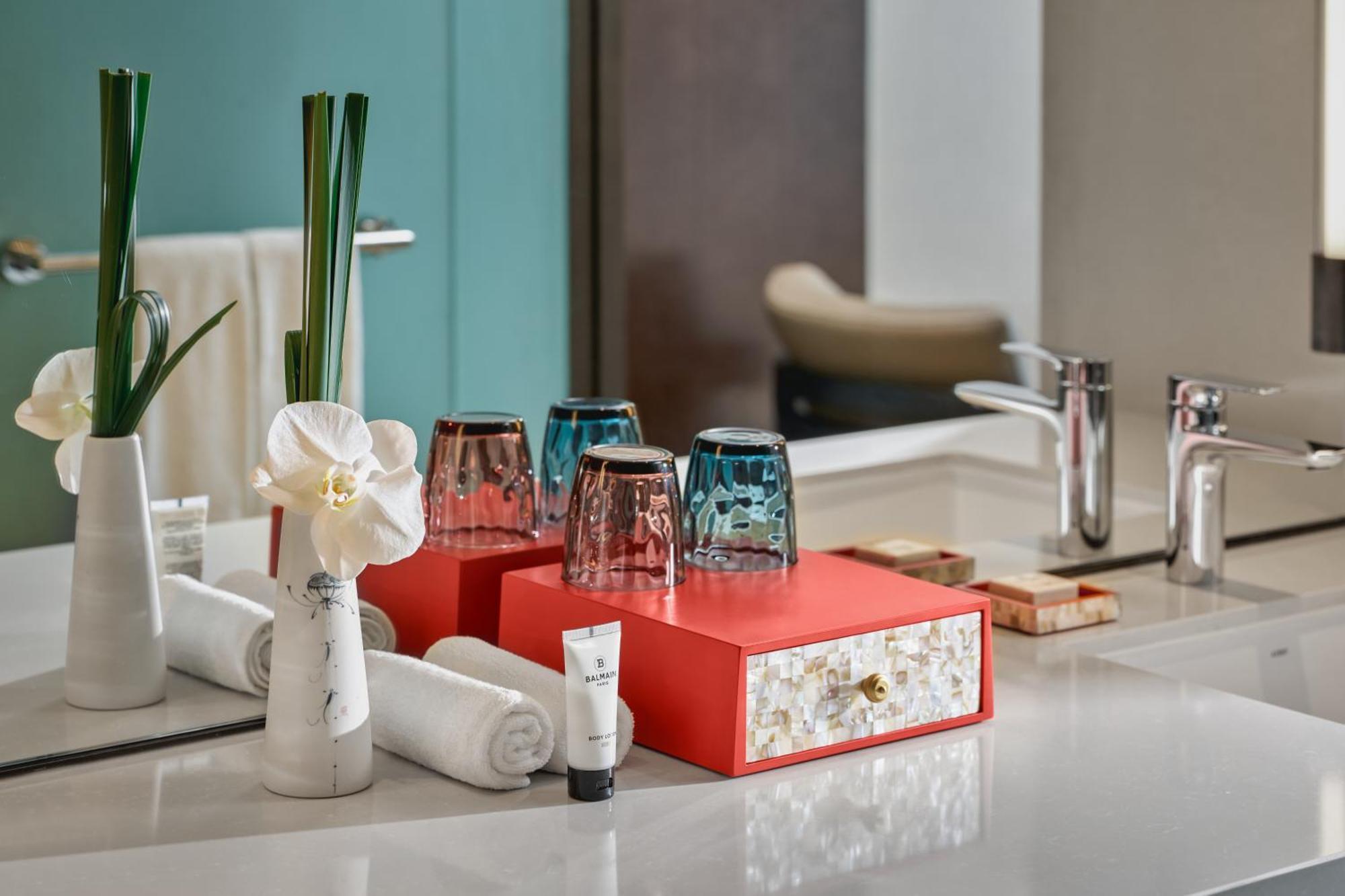 Hyatt On The Bund - A Grand Hyatt Hotel, Centrally Located At Huangpu River Banks In Downtown Hotel 5*