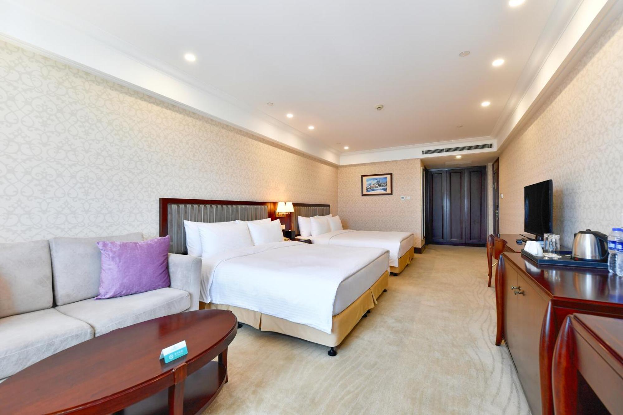 Evergreen Laurel Hotel, Hotel