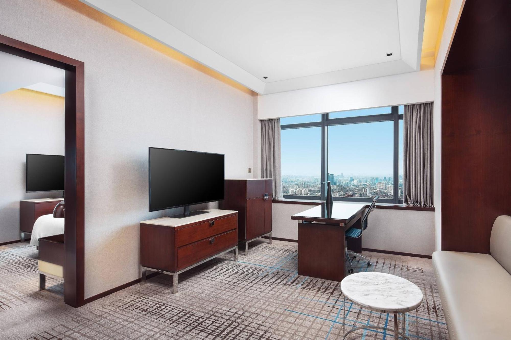 Khách sạn Renaissance Zhongshan Park 5*