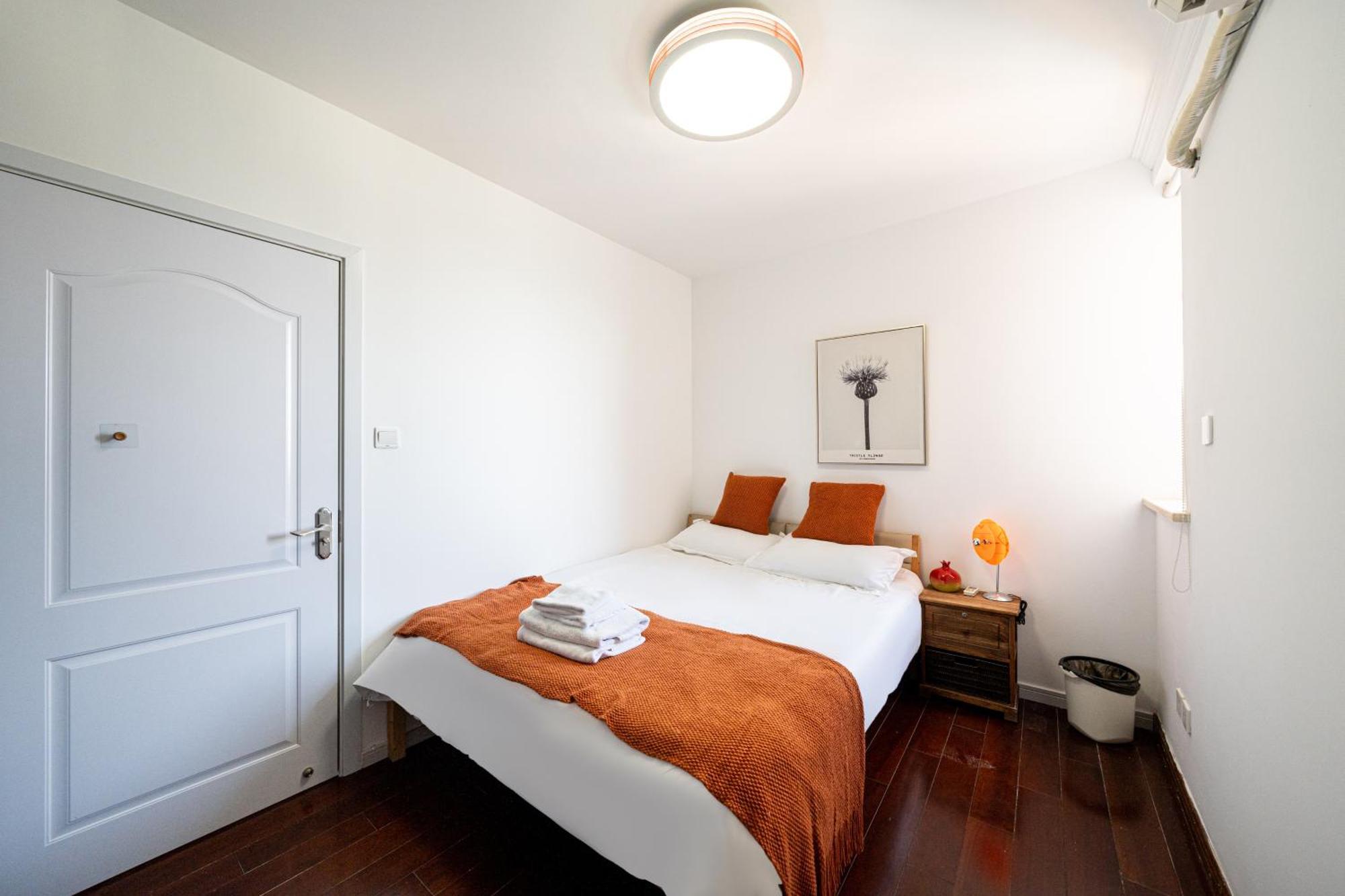 Zhiyuan-3 Bedrooms 1 Bathroom,near People's Square Apartment *