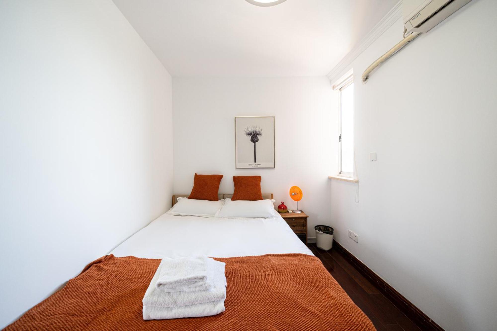 Apartment Zhiyuan-3 Bedrooms 1 Bathroom,near People's Square