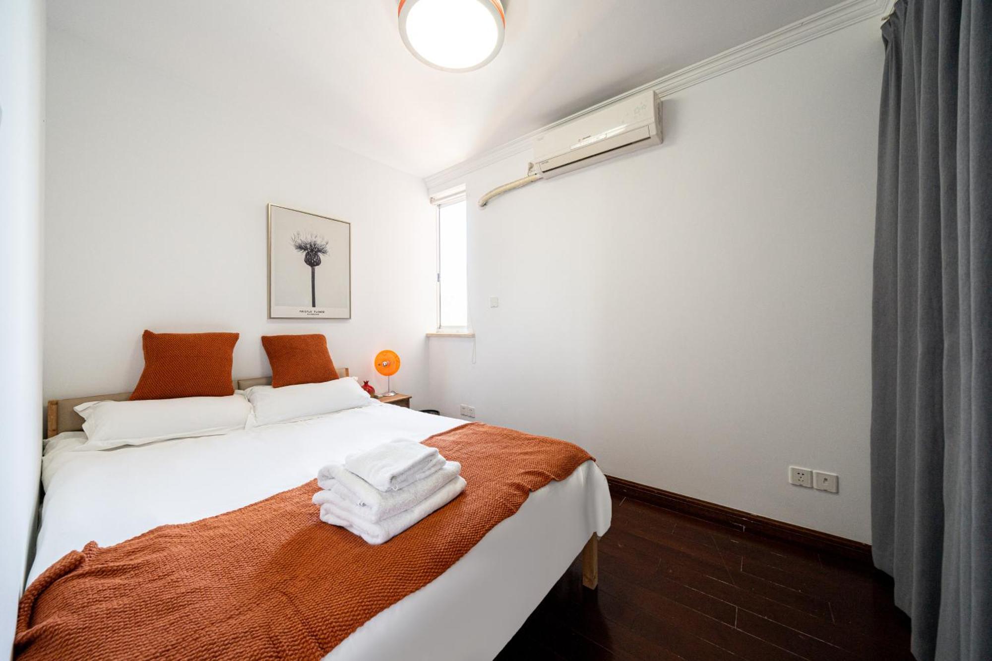 Apartment Zhiyuan-3 Bedrooms 1 Bathroom,near People's Square *