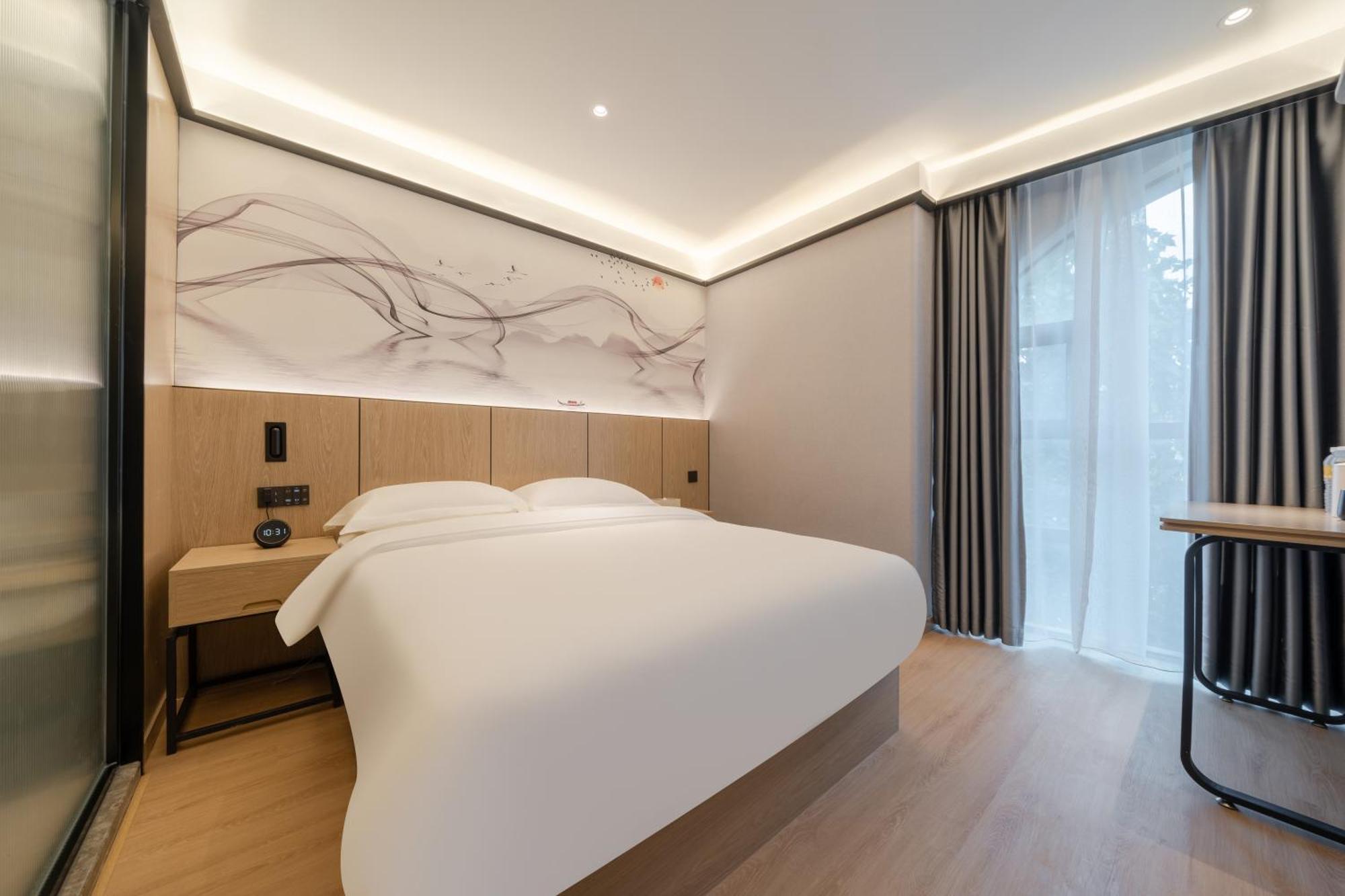 Weiting Bund Yuyuan Metro Station Branch Hotel