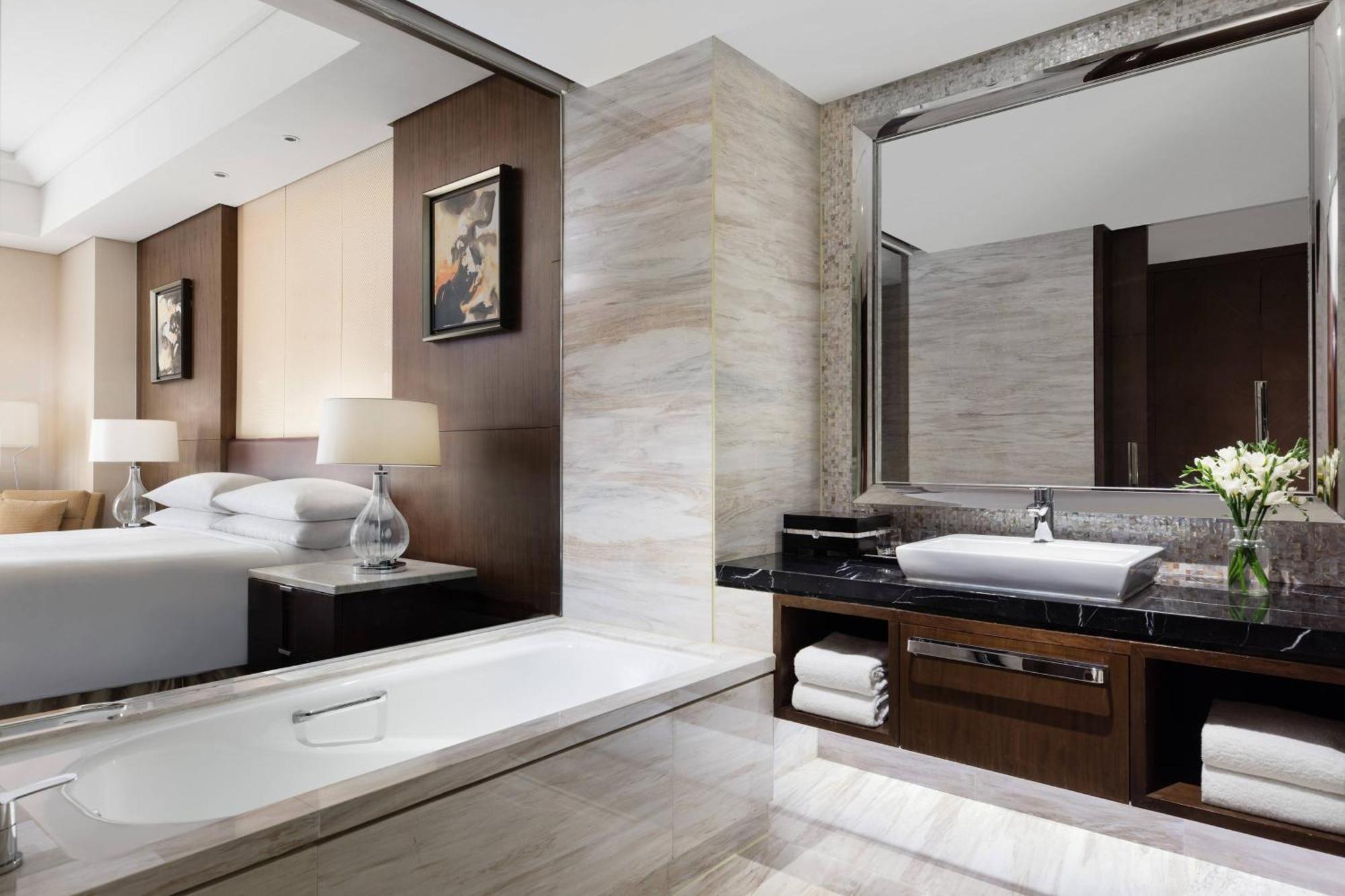 Marriott Pudong East - Only A 30 Minute Drive From Disney 5* Shanghai