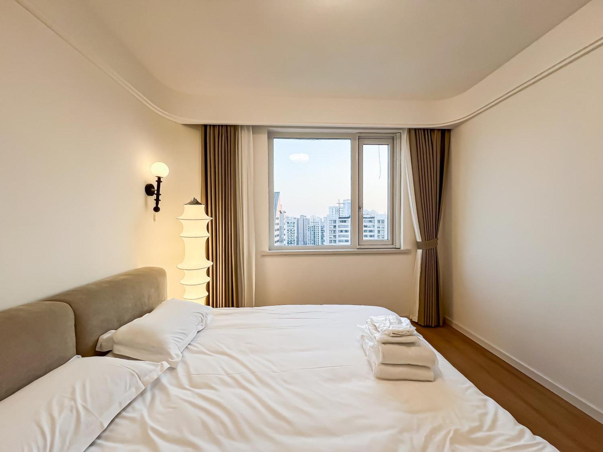 Book And Bed-lujiabang Apartment