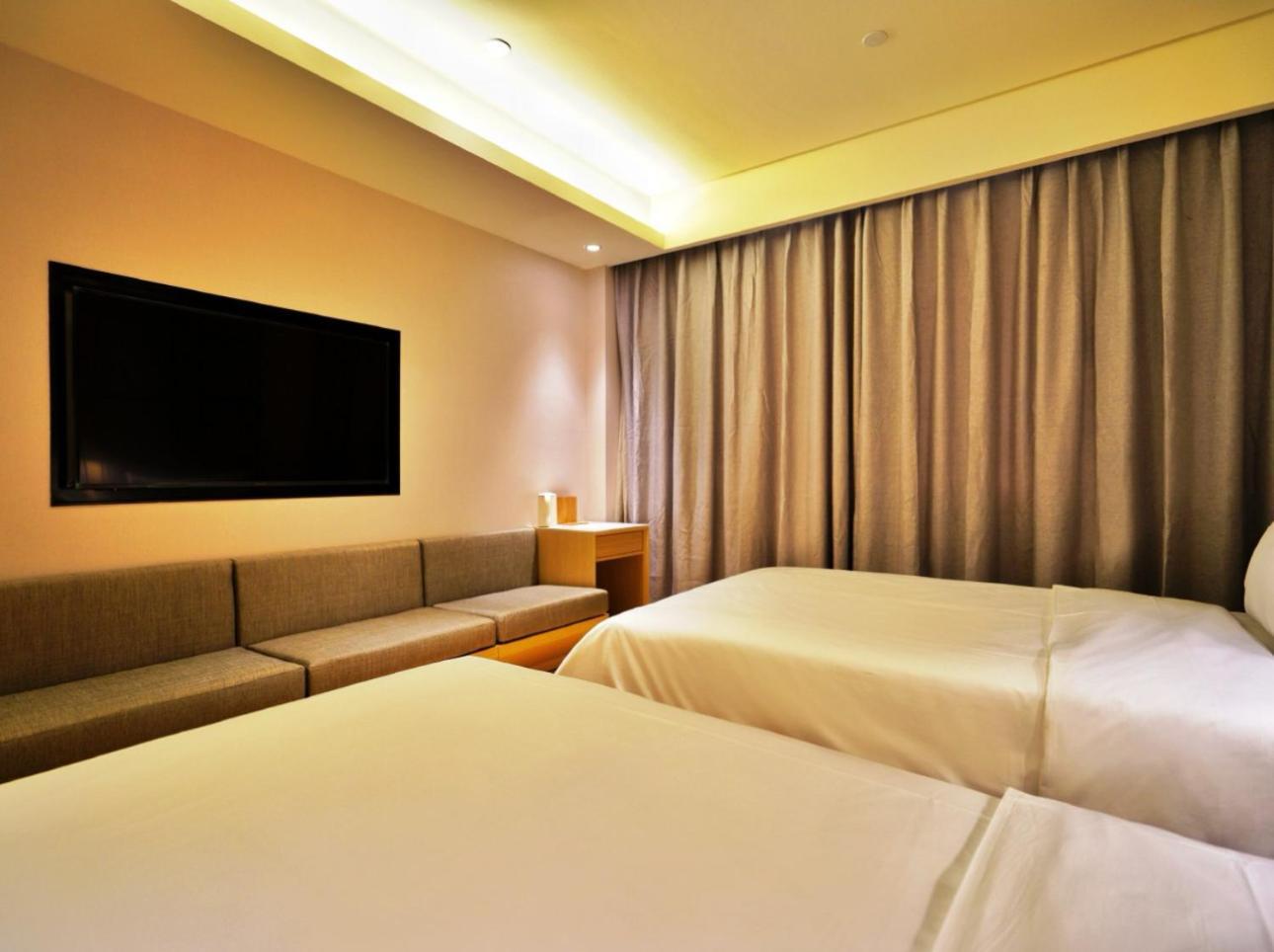 Ji Jinqiao International Commercial Plaza Hotel 3*