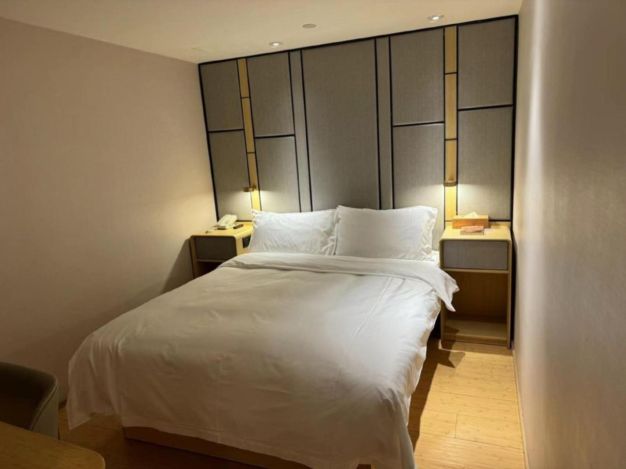Ji Jinqiao International Commercial Plaza Hotel 3*