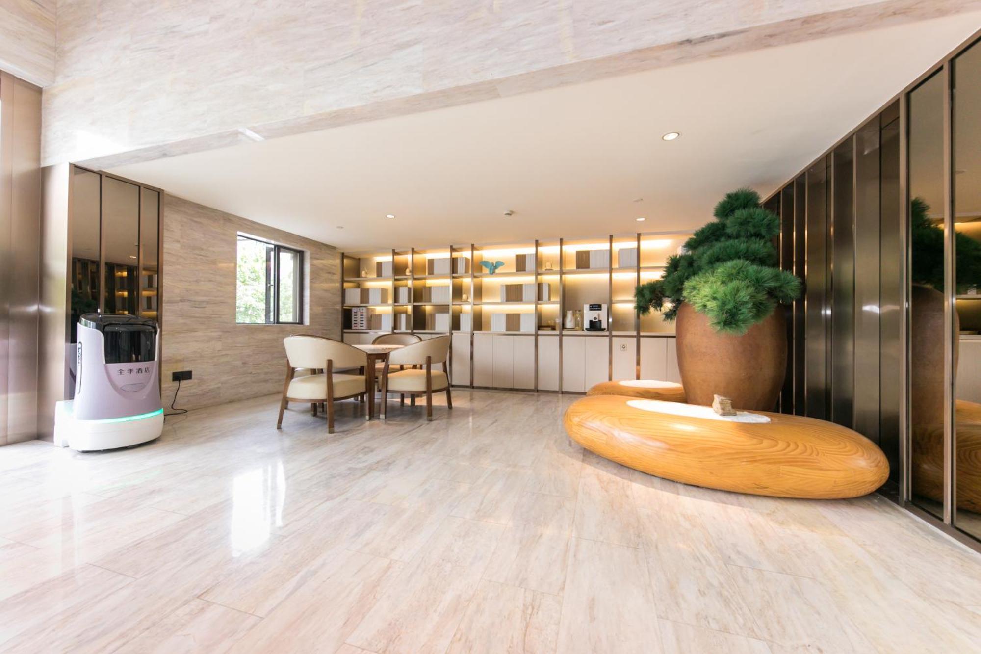 Ji Jinqiao International Commercial Plaza Hotel 3*