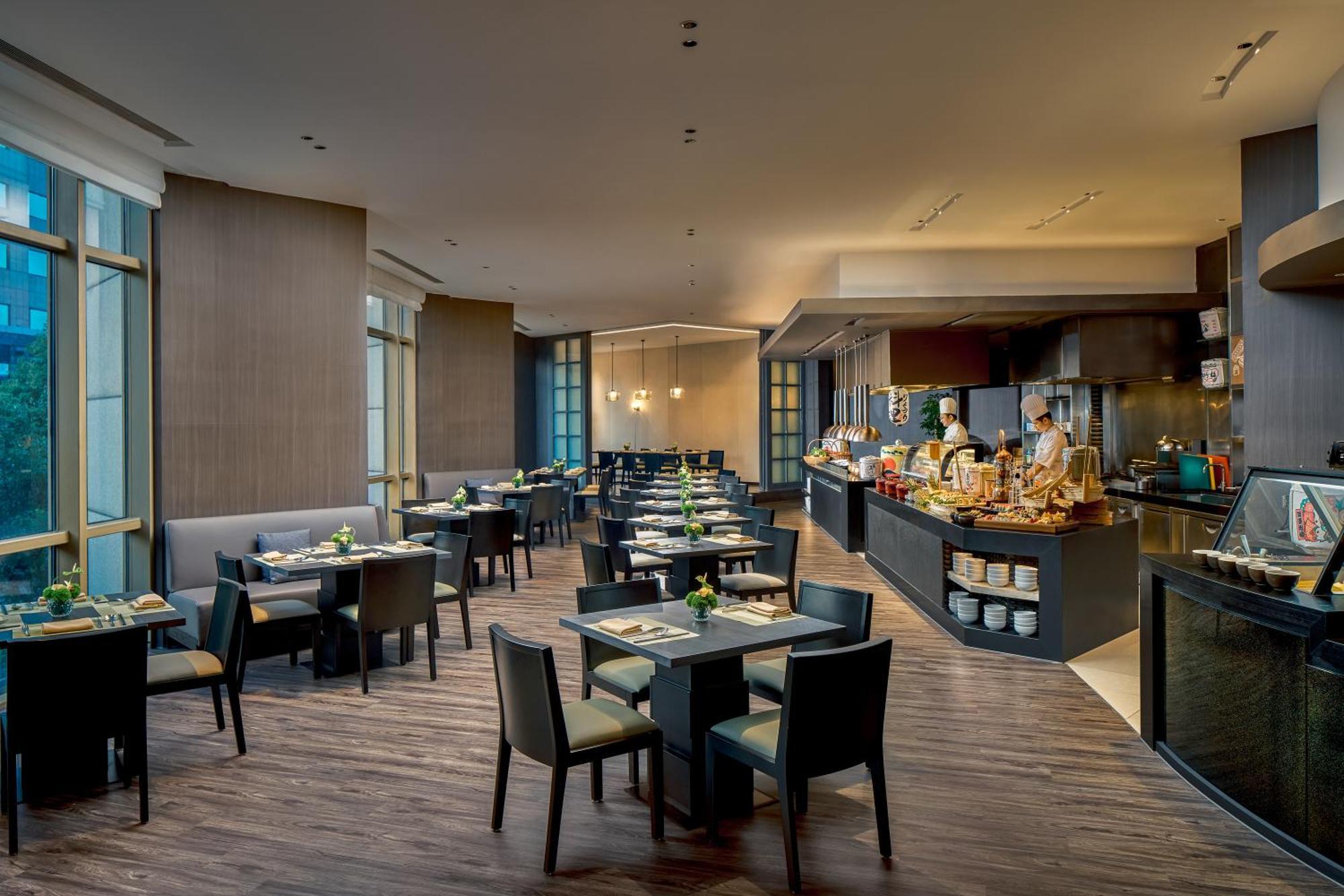 Hyatt On The Bund - A Grand Hyatt Hotel, Centrally Located At Huangpu River Banks In Downtown 5*