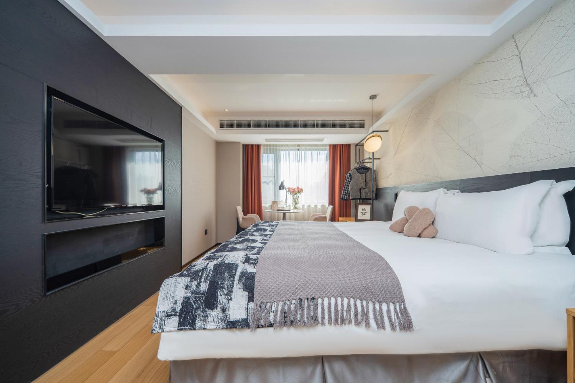 Suisse Place Hongqiao 4*